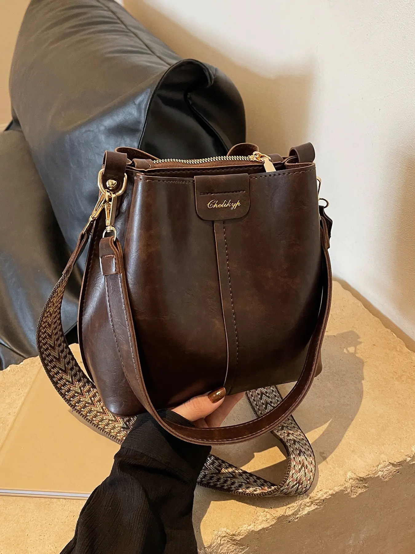Simple and versatile wide-strap shoulder bag, Chic Fashion crossbody bags, with a niche design that's fashionable, high-end, and easy to match. Lightweight and convenient handbag for daily use, going to work, shopping, or hanging out.