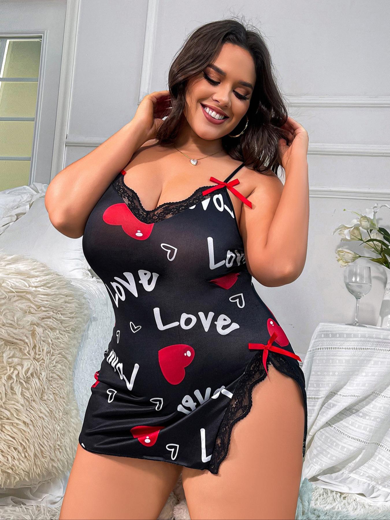 【Plus Size】 Women's Heart & Letter Print Contrast Lace Bow Decor Fitted Spaghetti Strap Nightdress, Split Thigh Cami Nightgown, Women's Plus Sleepwear & Homewear for Summer, Dresses for Women, Summer Wear 2024