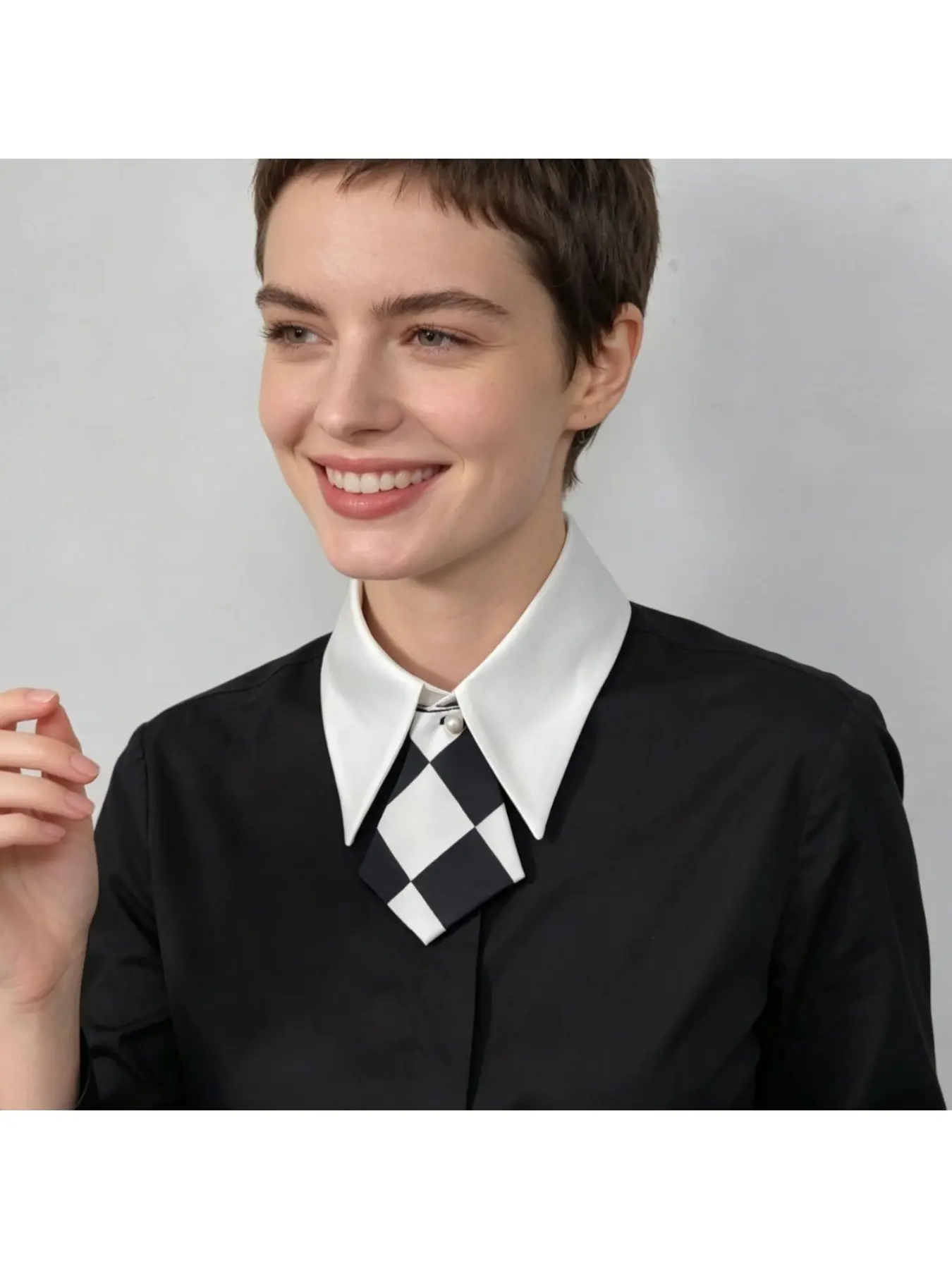 Retro women's detachable collar, versatile fashion pointed collar plaid shirt collar for women, long shirt collar for autumn, winter, spring, and summer.
