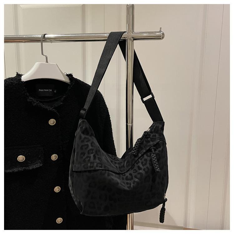 Fashion Leopard Print Crossbody Bag New Chain Fashionable and Versatile Shoulder Bag for Women Casual and Simple Commuting Bag