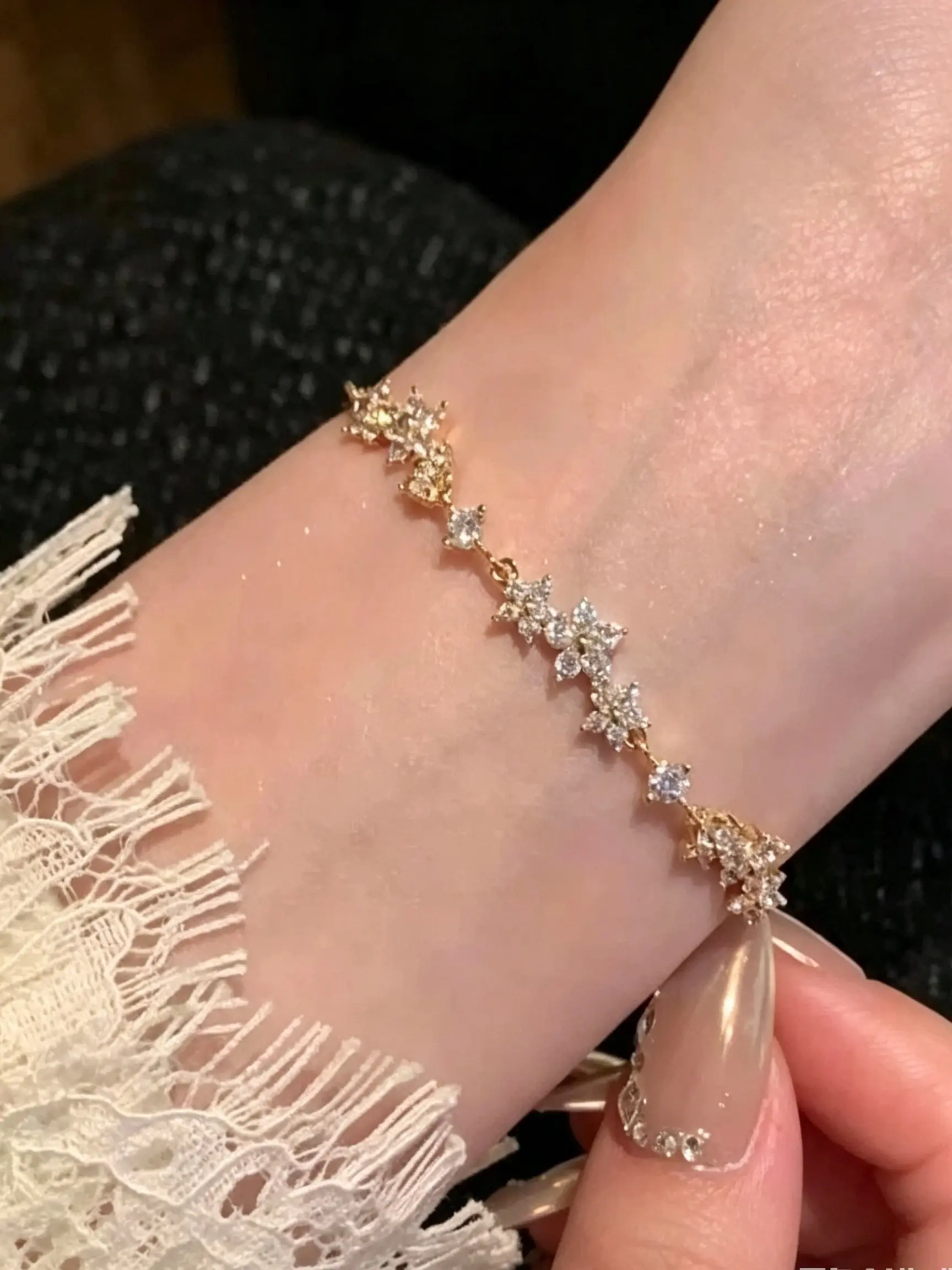 Wisteria Flower Smile Bracelet for Women, Zircon Stone Bead Necklace, Unique Design Lightweight Luxury Pull-Through Jewelry