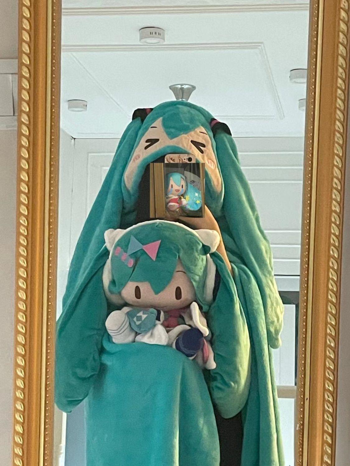 Hatsune Miku anime peripheral two-dimensional air-conditioning blanket creative cartoon cute plush hooded cloak holiday gift