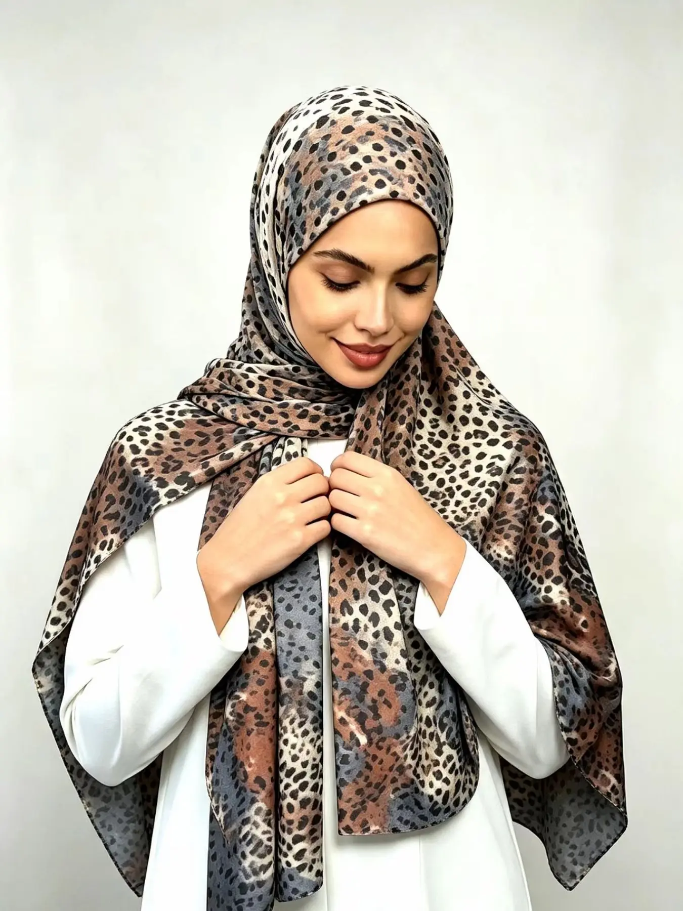 High-End Leopard Print Liquid Jersey Scarf, Vintage Gradient Design, UV Protection, Soft and Comfortable, All Seasons, Women's Fashion Accessory