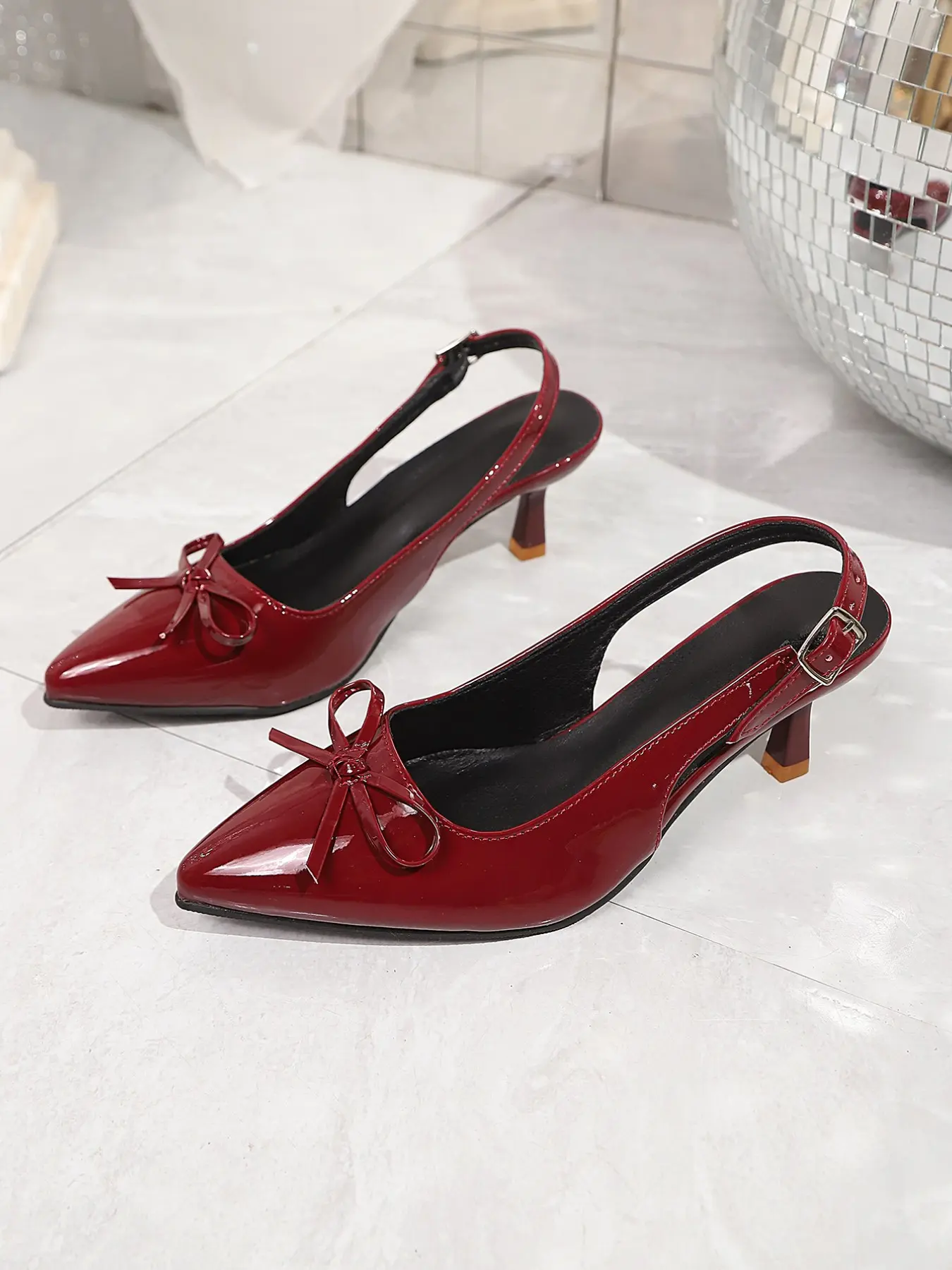 Women Glossy Patent Leather Tiny Bow Pointed Toe Adjustable Buckle Slingback Kitten Heel Sandals，Open Rear Hollow Cutout Cushioned Insole Anti-Slip Slim Flared Mini Stiletto Dress Footwear，Date Wedding Office Evening Party Footwear，1 Color Wine Red