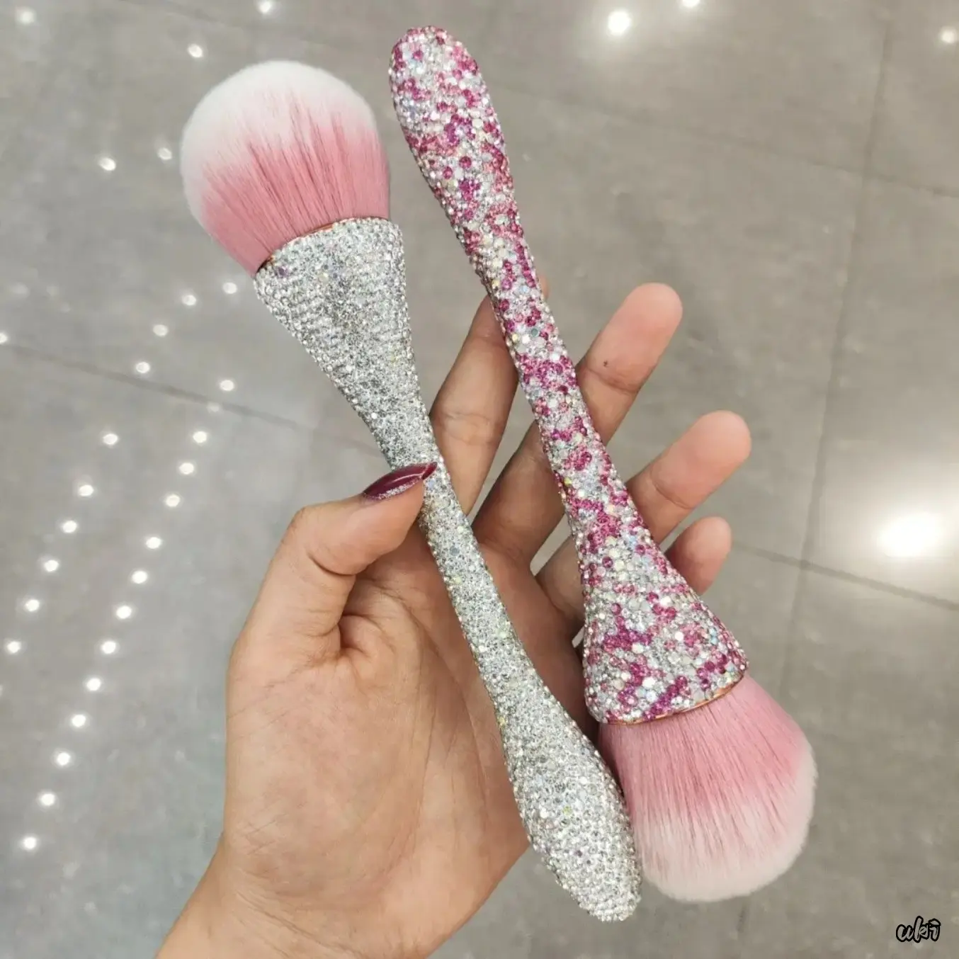 Loose Powder Brush with Small Waist Handle, Artificial Rhinestones, Dense Soft Bristles – Luxury Makeup Tool for Daily Makeup, Flawless Natural Finish, Travel Touch-ups, Flawless Natural Makeup Finish, Trendy Slim Handle