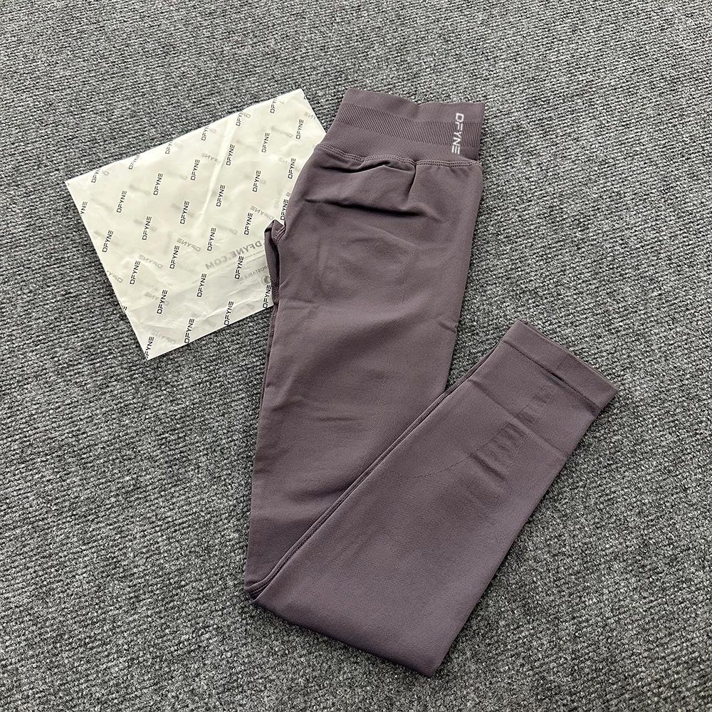 DFYNE's best-selling high-waisted, hip-lifting yoga pants, quick-drying running and training leggings, and bare-skin feel sports leggings are essential for spring and summer.