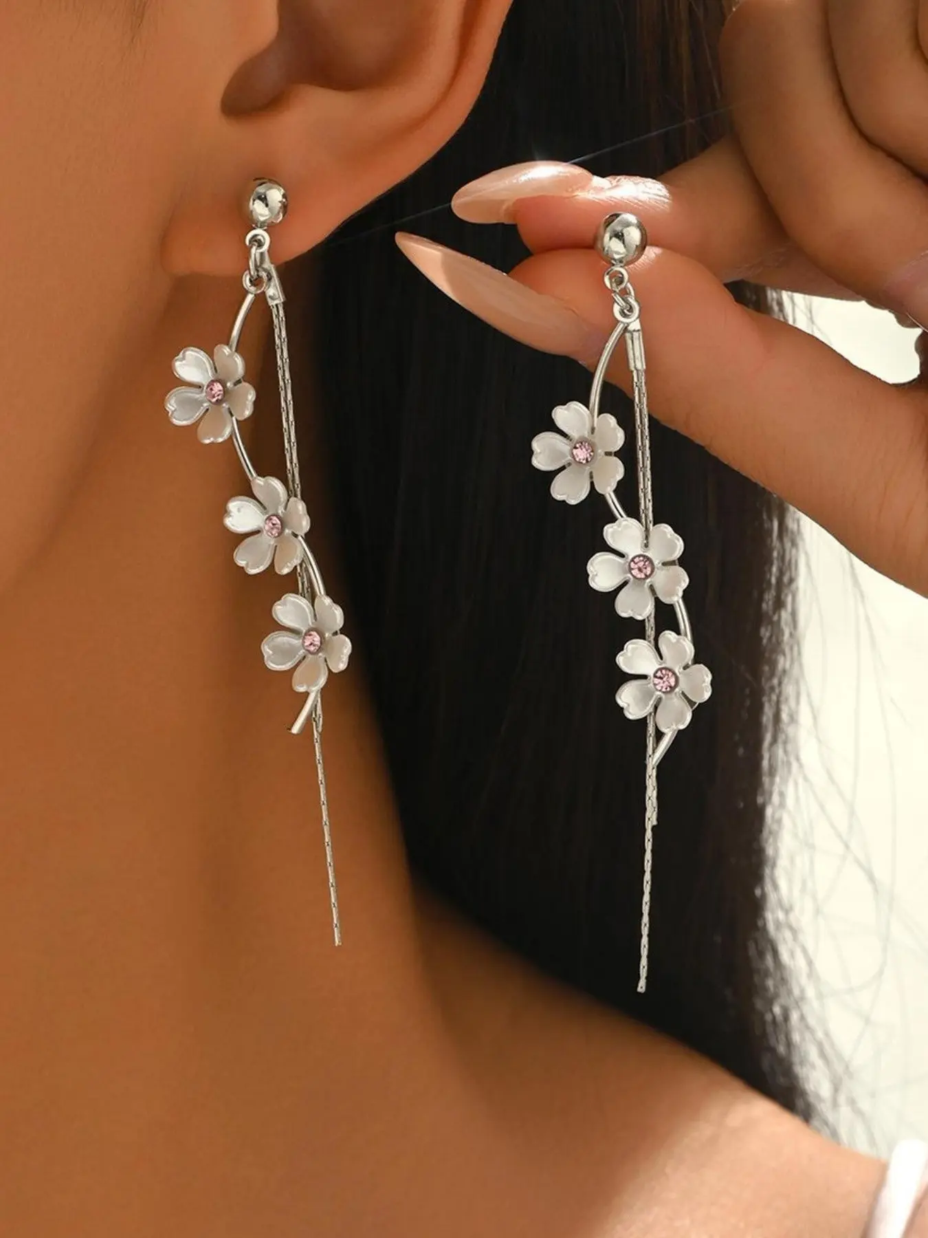 Ladies' imitation pearl shell earrings, with a five petal flower design paired with rhinestones and tassels, suitable for daily, seasonal, and holiday wear