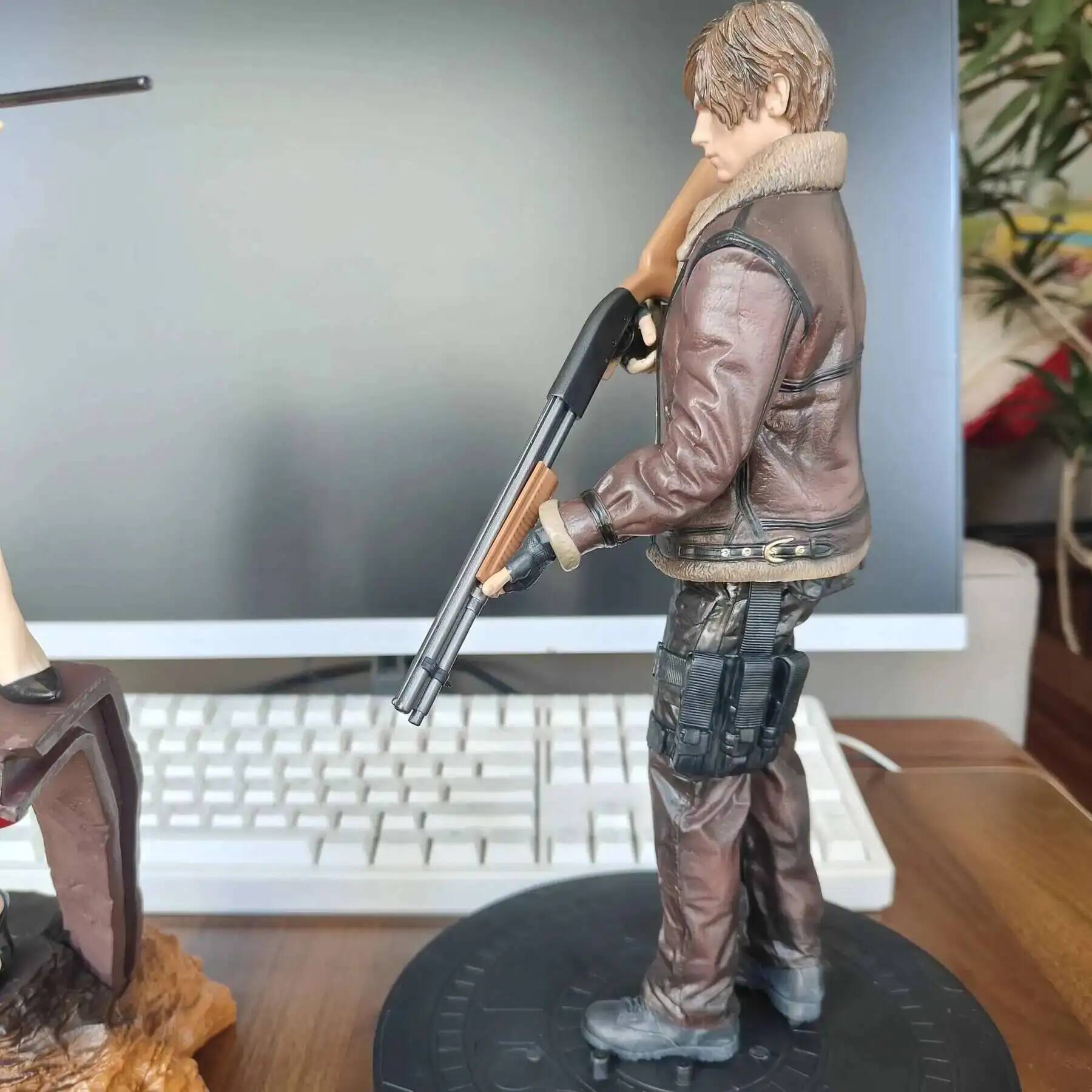 33cm Evil Leon S. Resident Kennedy GK PVC Action Figure Biohazard Game Leon Anime Figure Statue Model Toys Collection Doll Gift