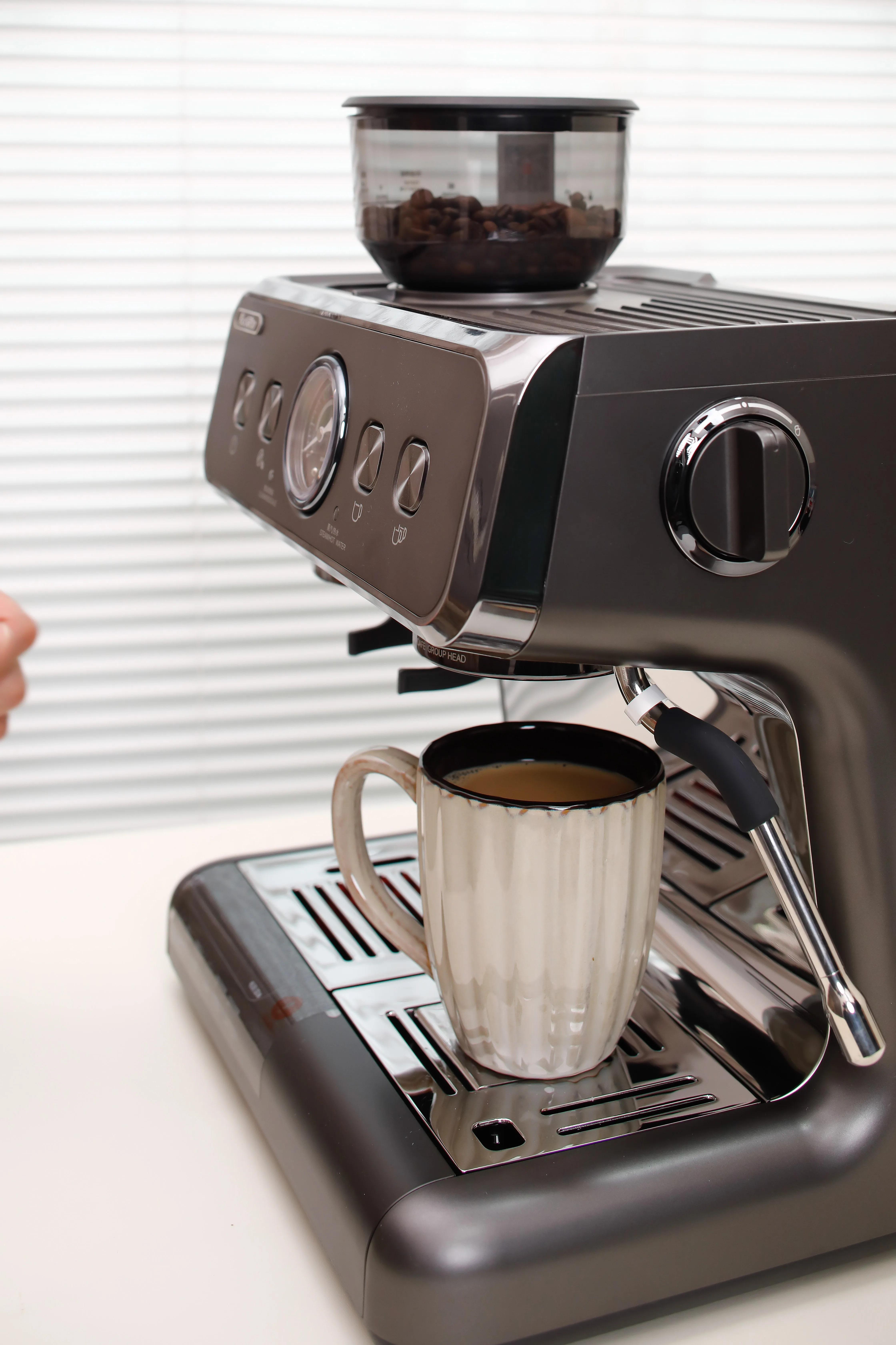 Promotion Golden Beige Stoneware Embossed 16pc Dinner Set High Luxury Fine Ceramic Sets Microwave Safe Dinnerware Sets