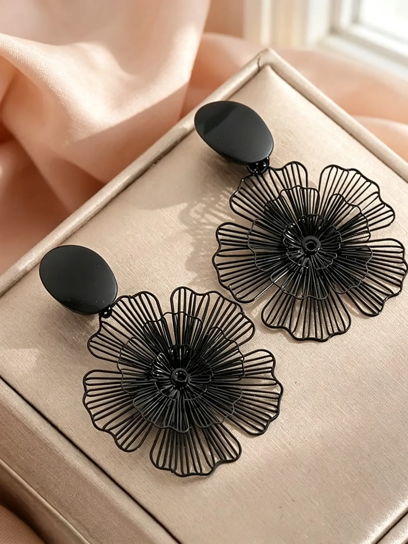 1 Pair Vintage Hollow Floral Clip On Non Pierced Earrings Jewelry, Layered 3D Flower Ear Cuffs, No Piercing Required, Perfect for All Seasons