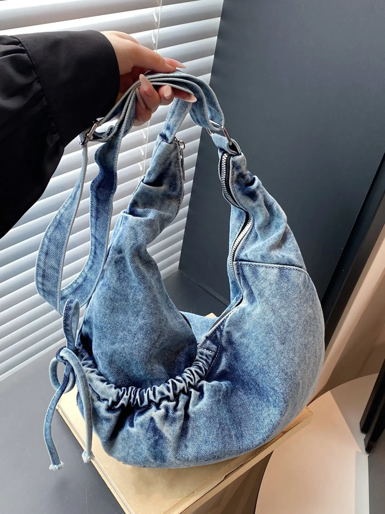 Relaxing and versatile pleated shoulder bag with drawstring pocket design, adjustable shoulder strap, minimalist style, high-end feel, large capacity texture crossbody bag, suitable for daily commuting and short distance travel, Casual crossbody bag