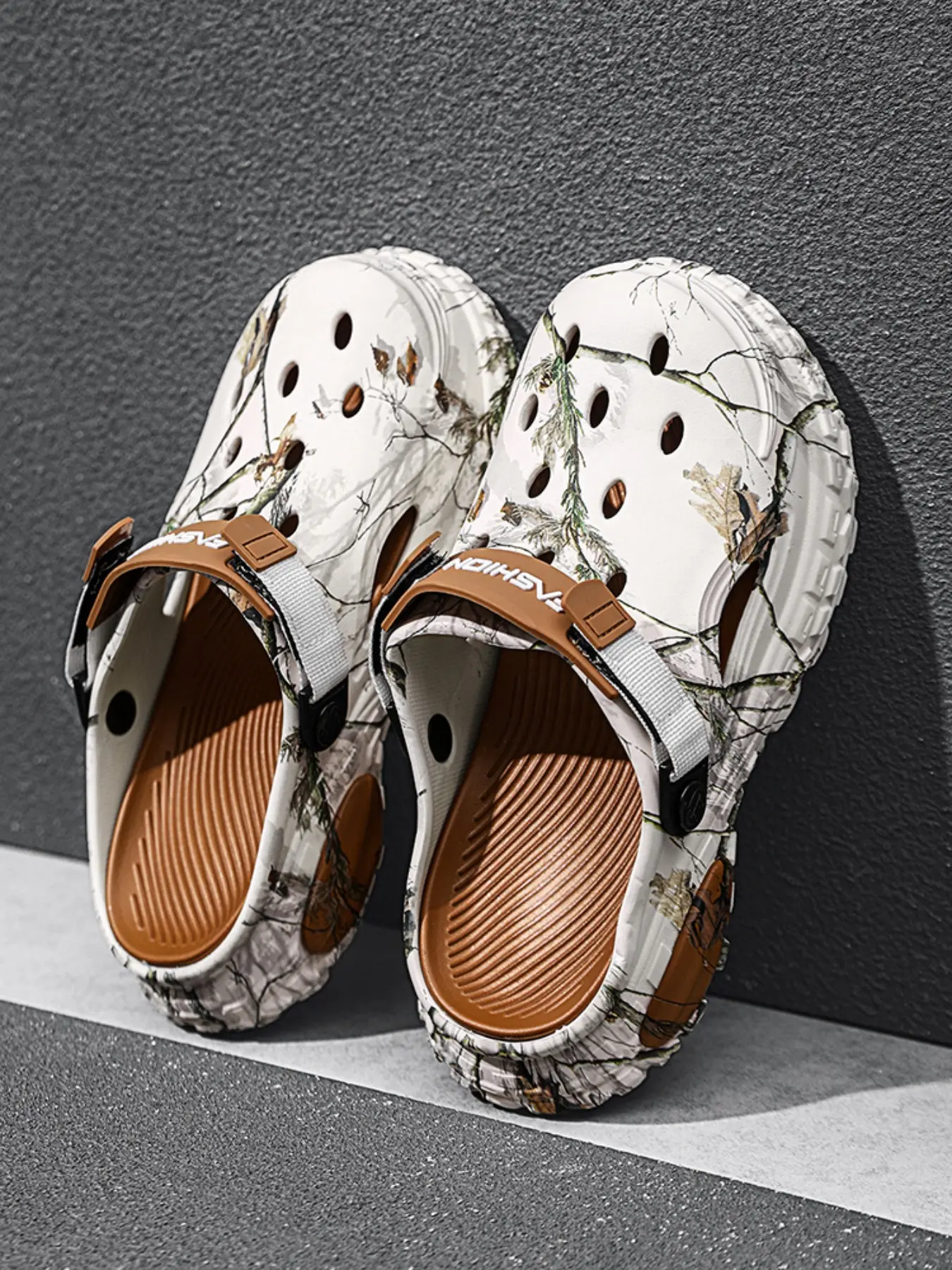 Summer New Men's Thick Sole Holey Shoes, Camouflage Print Trendy, Anti-Slip Breathable Sandals, Sizes 39-48, Beach Water Play, Garden Walk