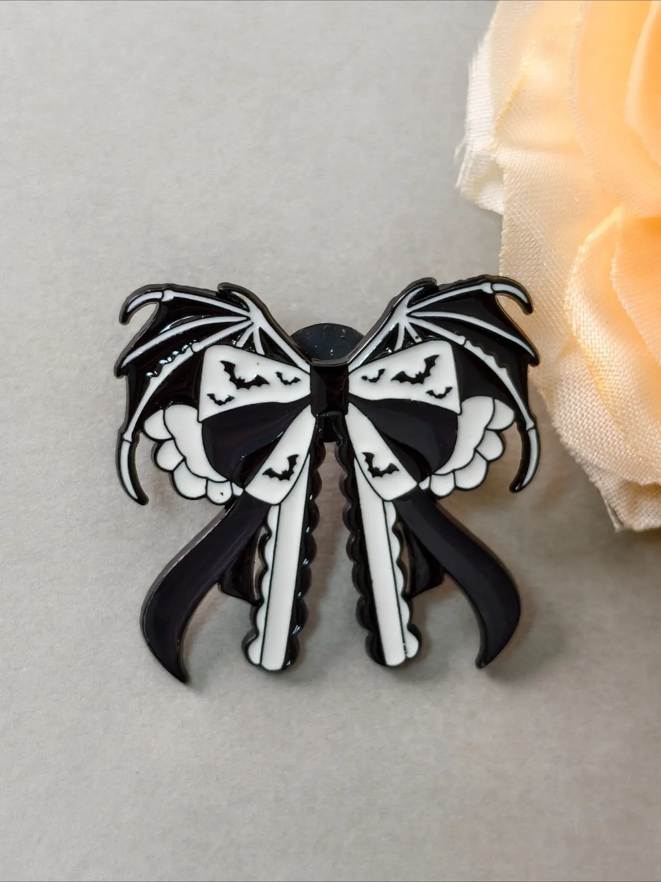 1pc Gothic Devil Wing Bow Enamel Pin, Black White Bat Print Lolita Lapel Badge, Spooky Dark Punk Brooch for Clothing Bags,Halloween Gift