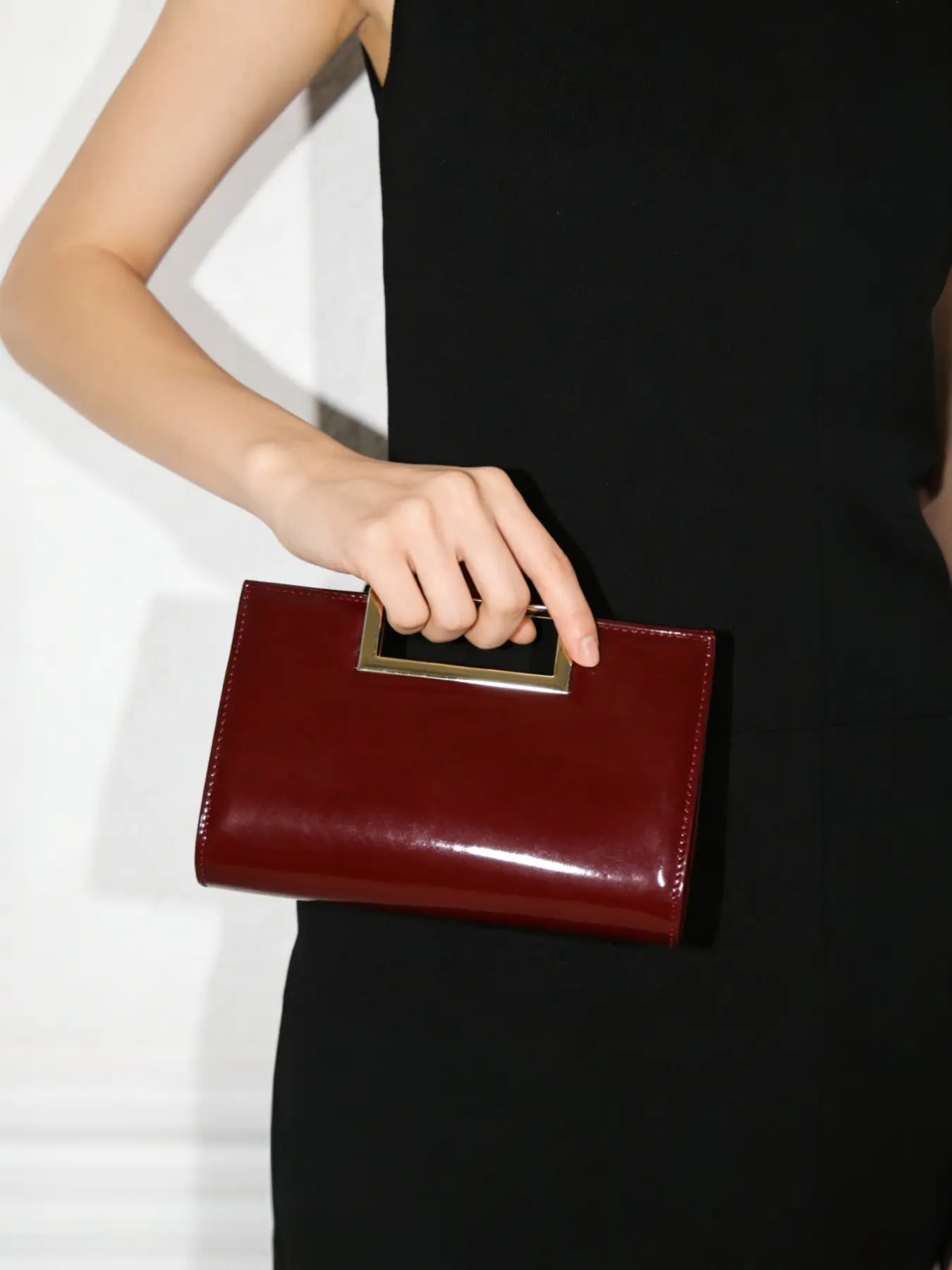Vintage Minimalist Gloss Burgundy Patent Leather Envelope Evening Clutch with Detachable Thin Cold Chain, Hollow Gold Square Frame Handle Chic Formal Elegant Bridal Handbag, Ideal for Bridesmaid Cocktail Date Wedding Guest Gala Party Night Out