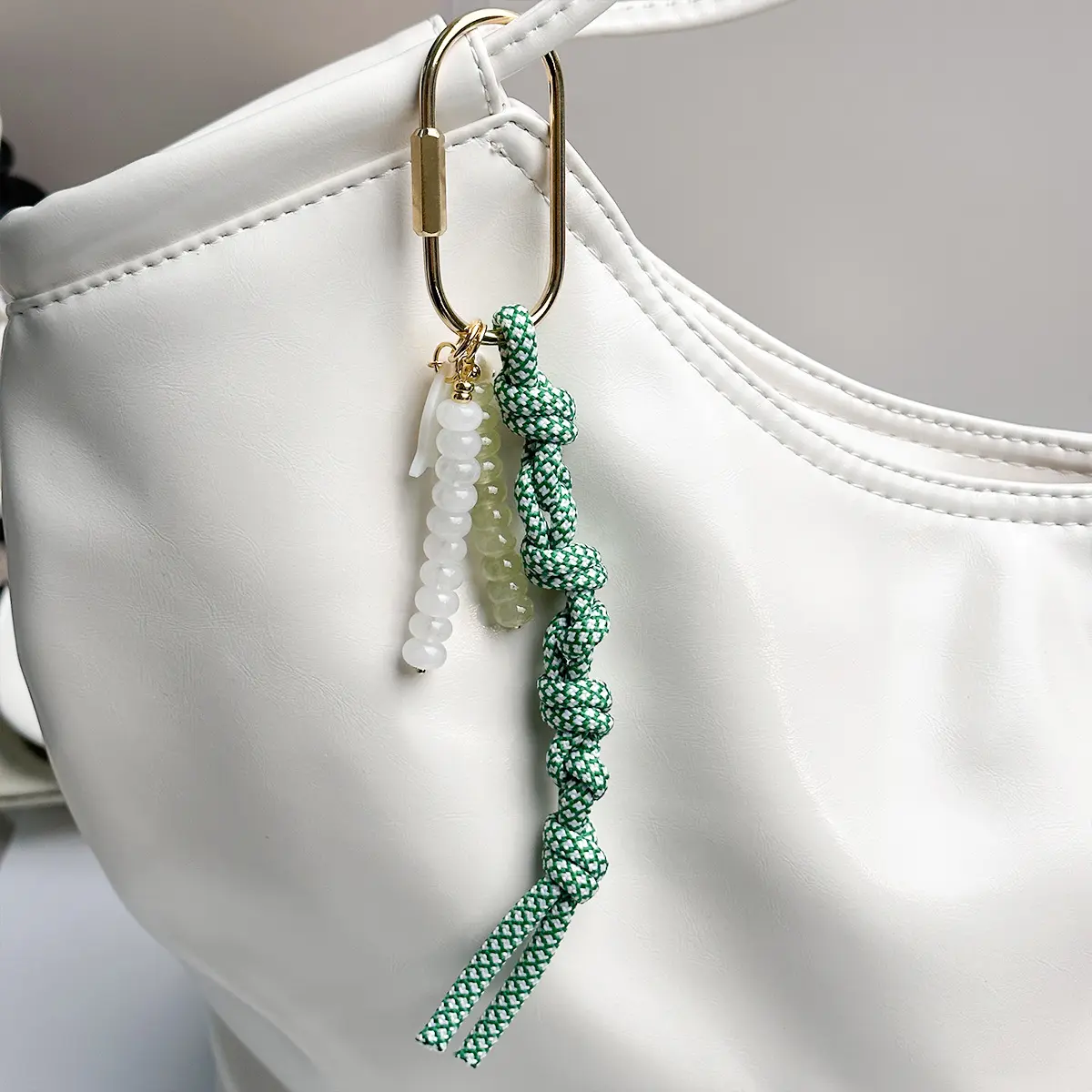 Handmade Paracord Green Beaded Bag Charm Luxury Gold Carabiner Keychain Retro Jade Crystal Pendant for Designer Handbag Backpack Decoration