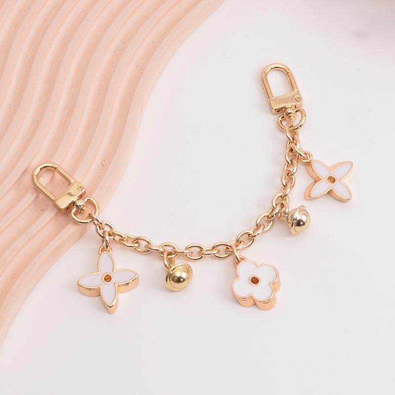 Bag chain decorative accessory with four-leaf clover element, chain pendant, hardware accessory, chain ornament