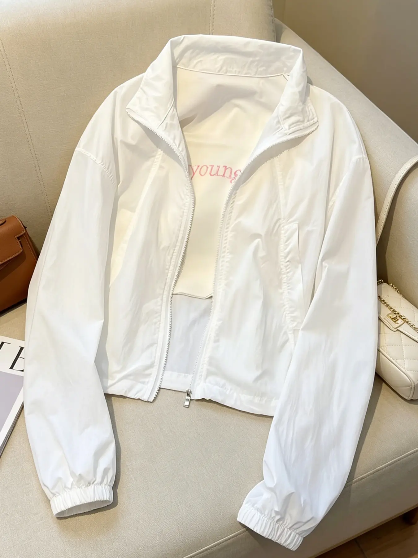 A women's fashionable pure white stand up collar zipper jacket Coats, with lightweight and slightly wrinkled sleeves and side pockets, suitable for commuting, outdoor play, indoor and outdoor wear