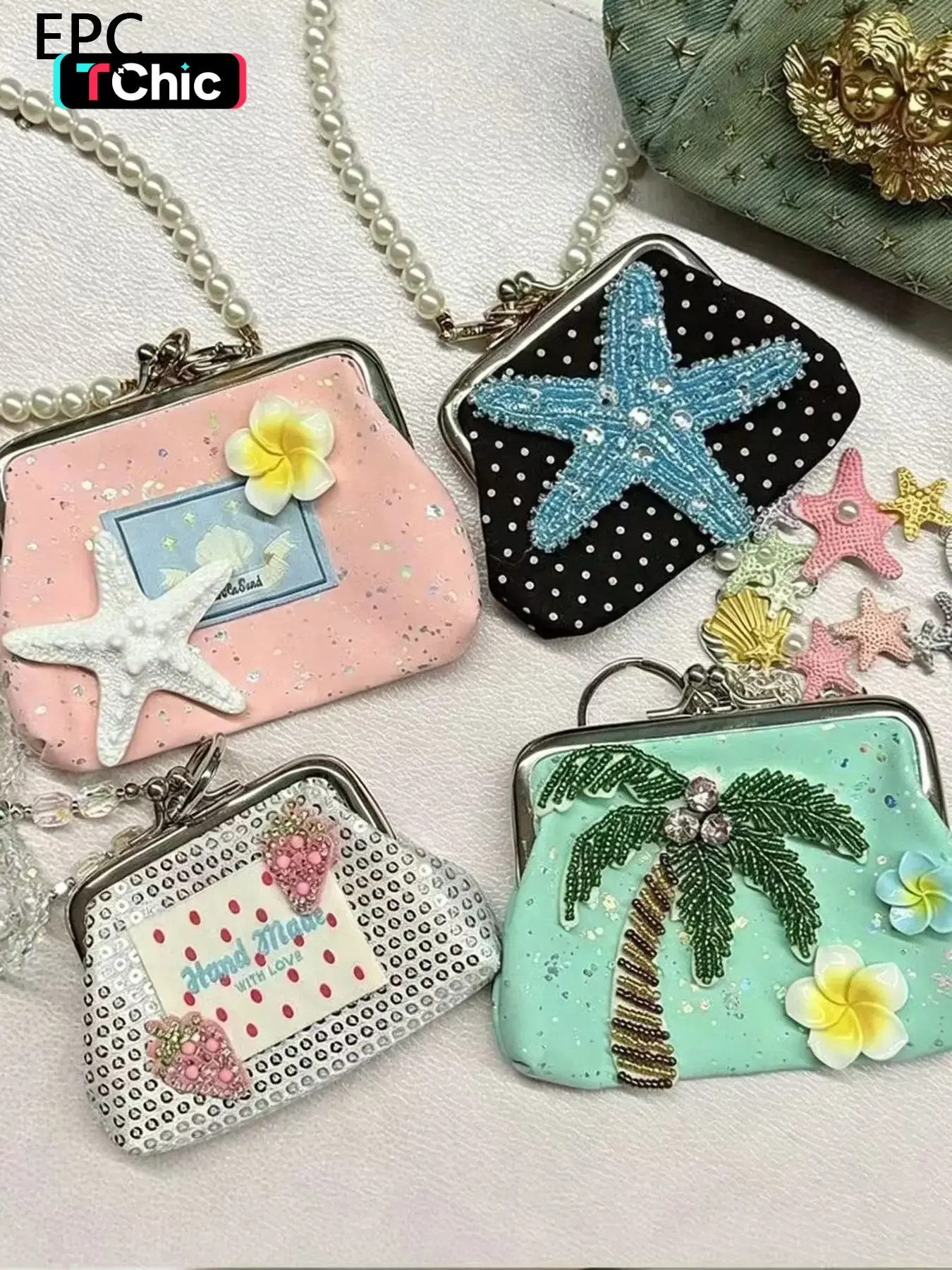A niche design, gentle, fresh, and sweet clutch, available in various styles, decorated with a chain pendant, lightweight and portable for everyday storage of coins, keys, and lipstick, a stylish, versatile, and simple clutch.
