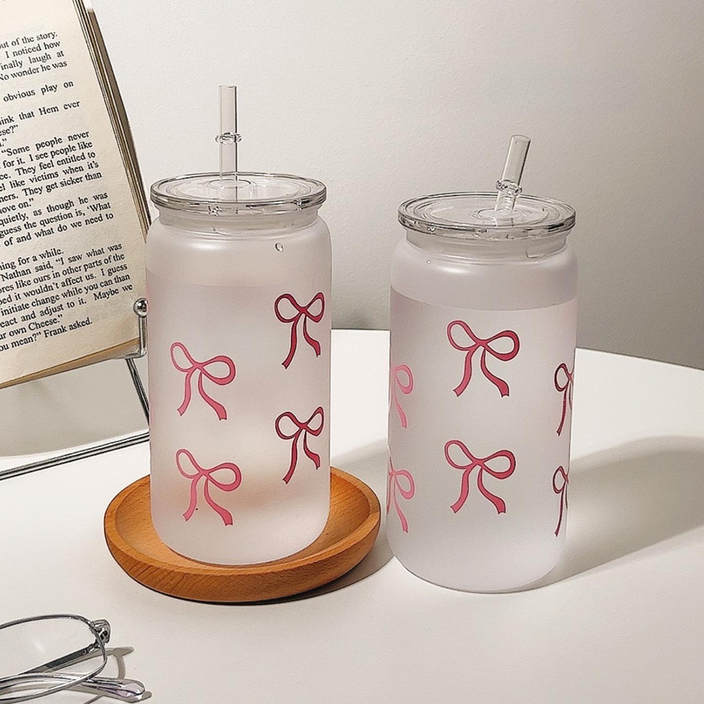 1PC Bow Printed Water Cup with Lid and Straw, 16oz Jar Water Cup, Iced Coffee Cup for Tea, Juice, Milk, Birthday Gift for Office, Restaurant, Classroom, Picnic, Party, Valentine's Day and New Year, Drinkware