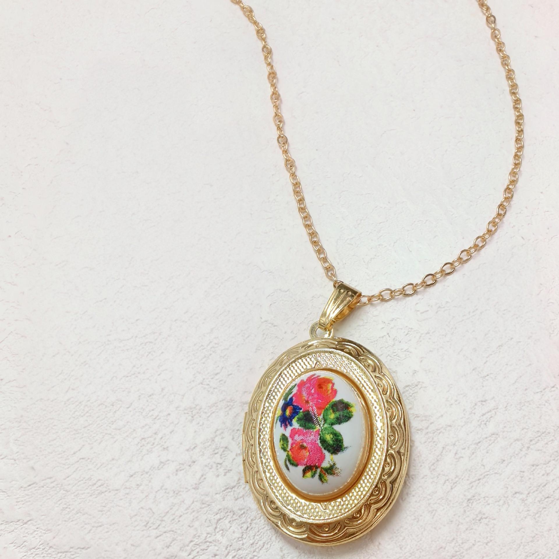 18K Gold Plated Photo Locket Necklace - Neo-Victorian Floral Openwork Pendant, Baroque Style Memory Keeper for Women, Elegant Vintage Picture Frame Jewelry, Personalized Gift for Mom