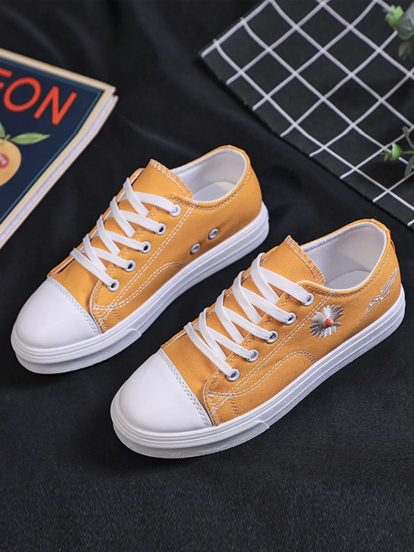 Cute Daisy Embroidered Women's Canvas Shoes, Classic Low Top Lace-Up Casual Sneakers, Comfortable and Stylish Casual Lifestyle Footwear for Everyday Wear