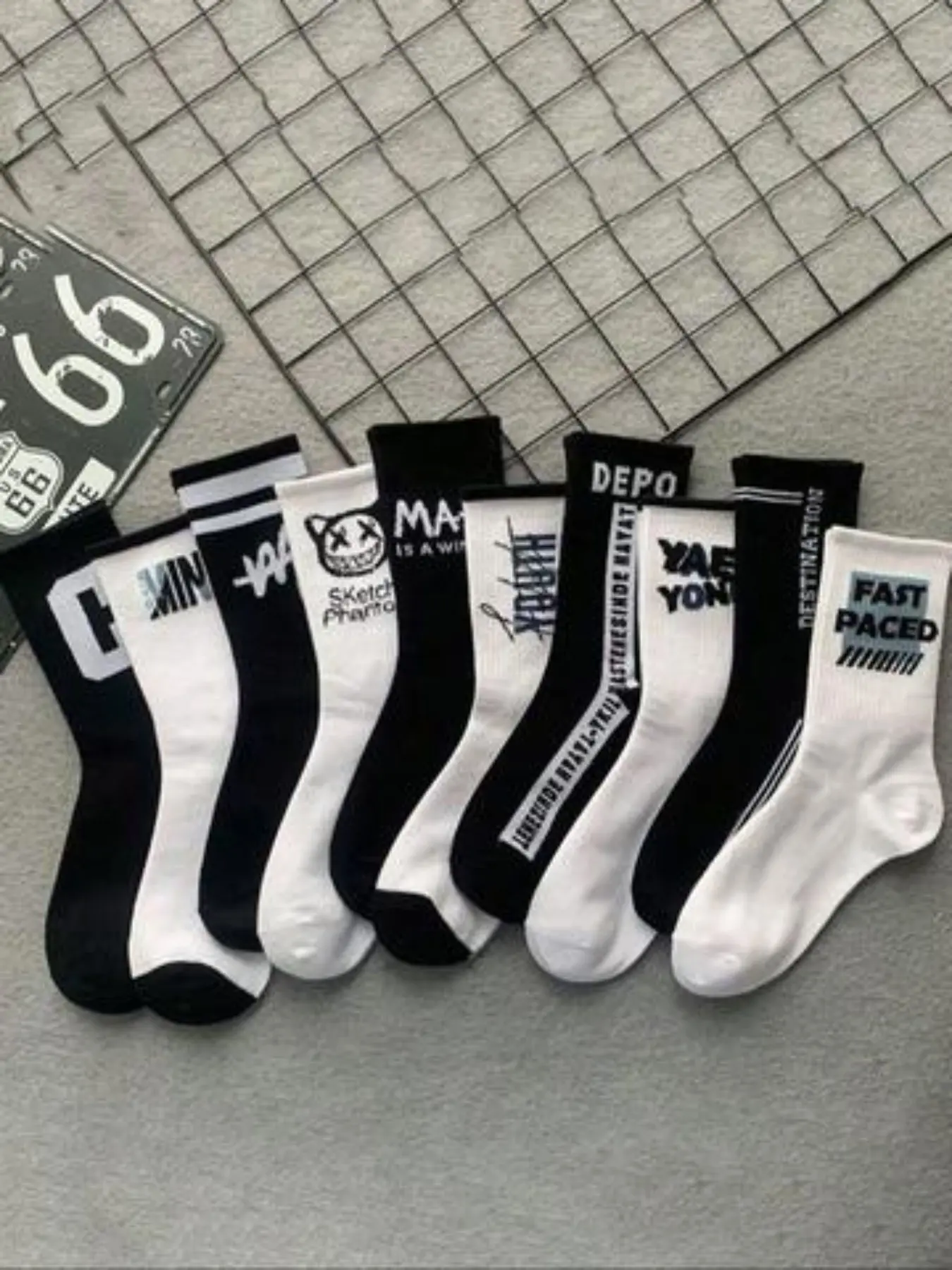 Crew Socks, High-Profile Graffiti Long Tube Socks, Street Style, School Student Socks, Letter Sports Socks, Comfortable Breathable