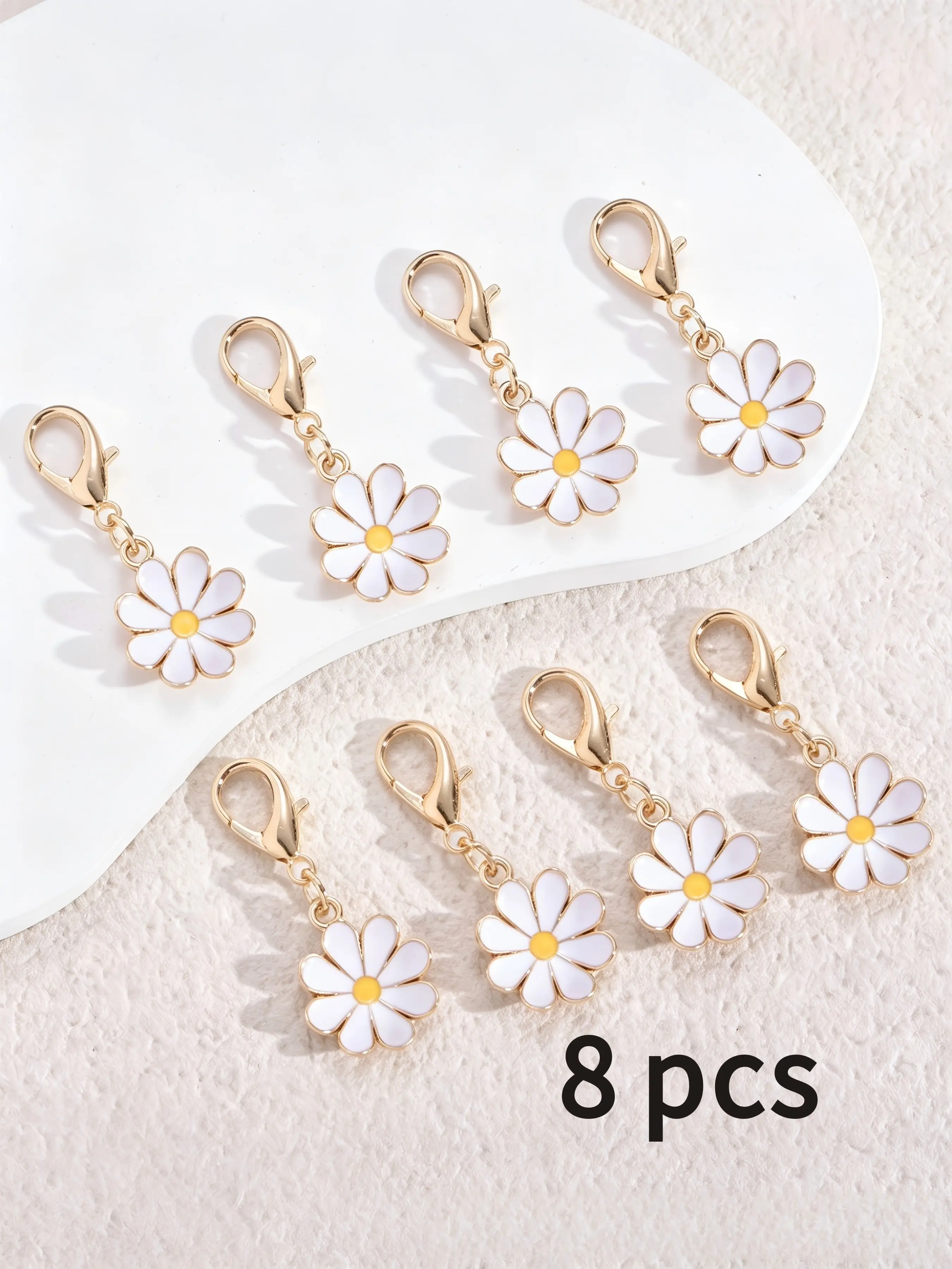 8 pcs of daisy flower lobster clasp, fashion and leisure campus style Daisy enamel pendant, summer mini daisy shape gold-plated bag pendant, suitable for earphone case accessories, Ladies wallet, student bag, car key pendant, holiday gift, birthday gifts.