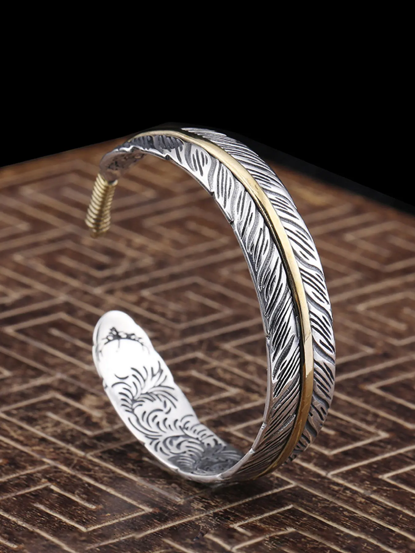 The hollowed out cross zircon micro inlaid bracelet, Cross Design Bangle, Exquisite Trendy Bracelet, is suitable for daily wear, vacation dates, and other occasions, and is also a surprising and exquisite small gift