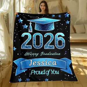 This 2026 graduation commemorative blanket is made of flannel and features designs of graduation caps and certificates. Warm and comfortable, it's suitable for all seasons and is ideal for use on the sofa or while traveling.