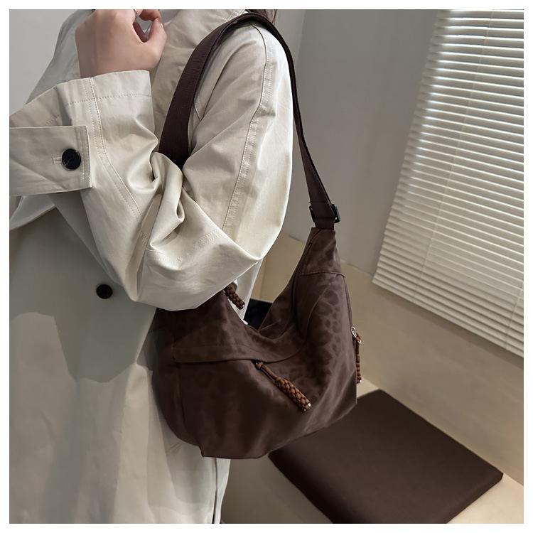 Fashion Leopard Print Crossbody Bag New Chain Fashionable and Versatile Shoulder Bag for Women Casual and Simple Commuting Bag