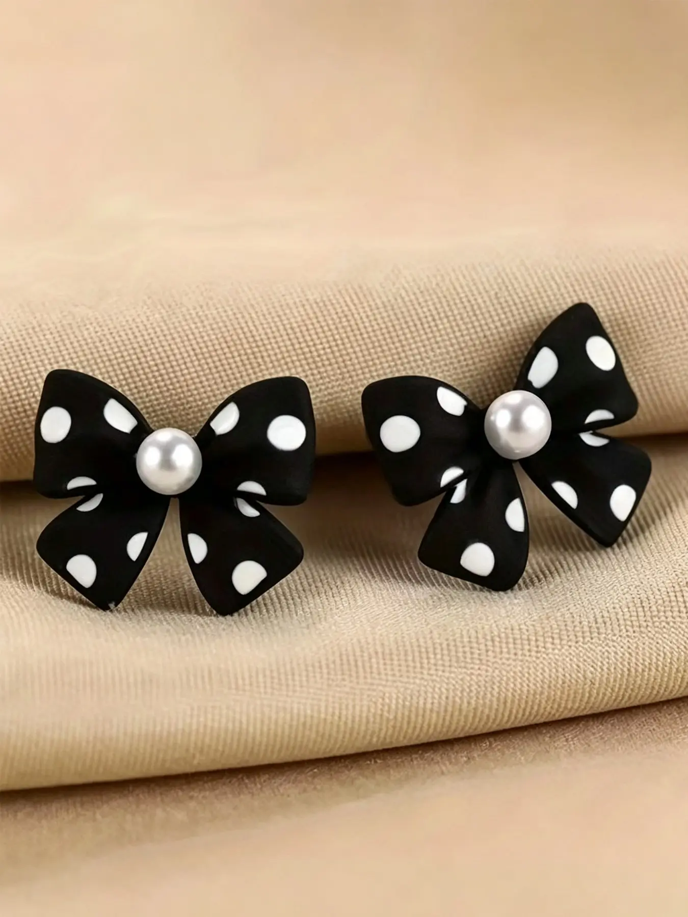 1 Pair Cute Polka Dot Bow Stud Earrings For Women, Daily Gift Earrings, Classic Black White Bowknot With Round Imitation Pearl Decor Ear Studs, Sweet Daily Fashion Costume Accessories