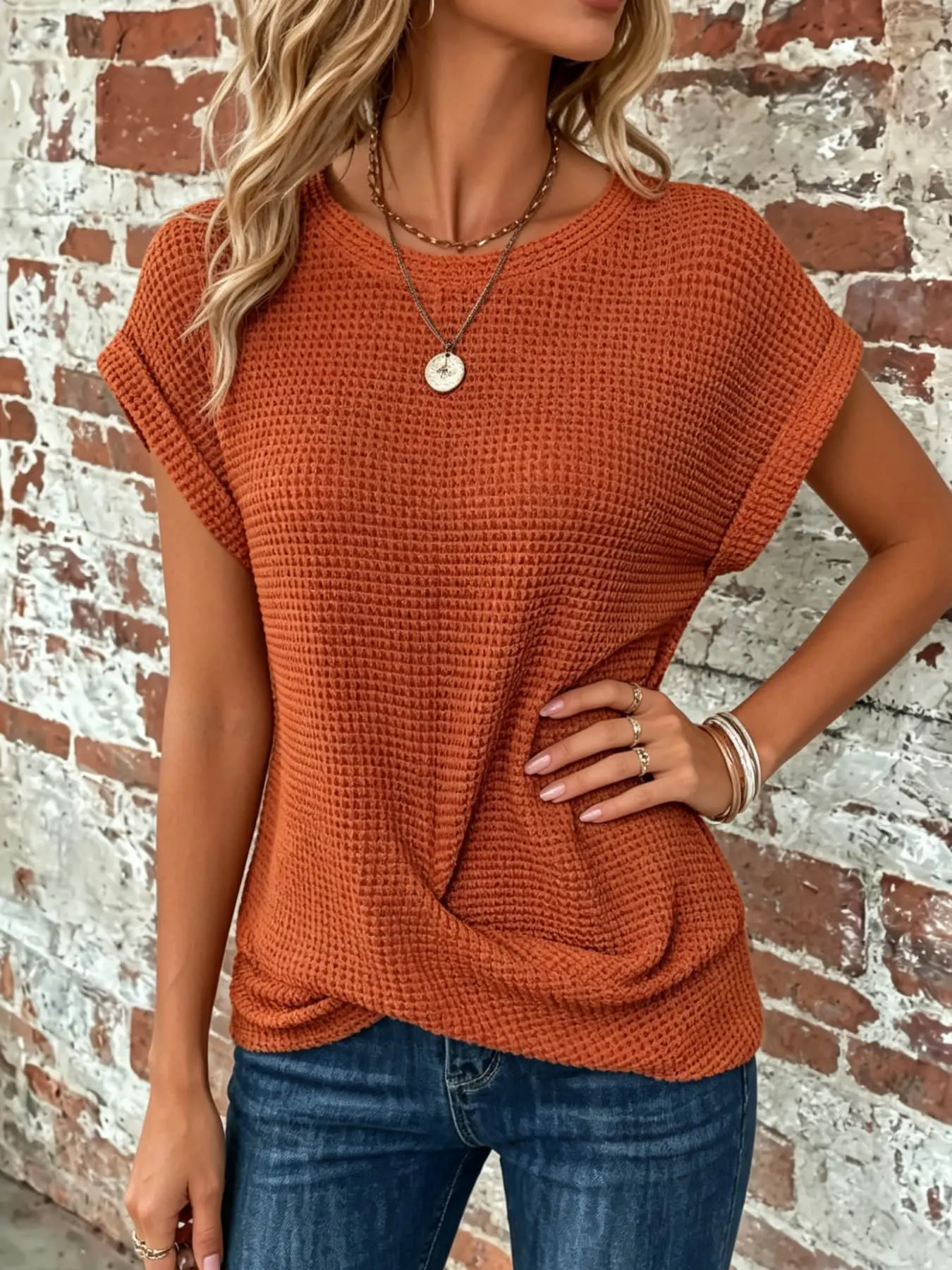 A women's fashionable casual loose round neck short sleeved top with rolled sleeves and twisted design, suitable for commuting in summer, suitable for daily home commuting, short distance camping, travel, ancient architecture check-in