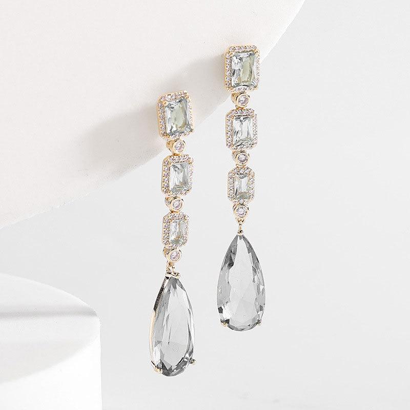 European and American fashion-inspired, premium-designed long-drop-shaped crystal earrings with a dazzling shine. Elegant, versatile, and perfect for cross-border purchases.