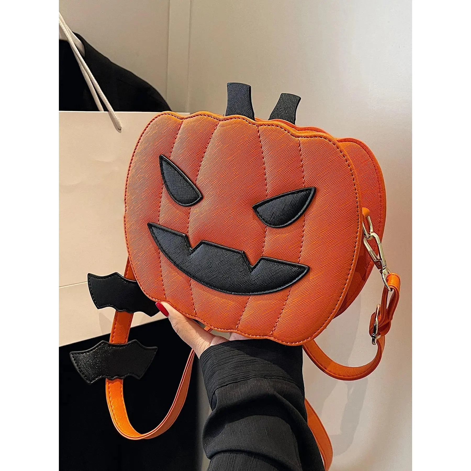Halloween pumpkin shaped women's crossbody bag shoulder bag, simple and personalized niche holiday bag, pumpkin head women's bag with design sense, cute cartoon bag, suitable for Halloween use or as a gift for friends.