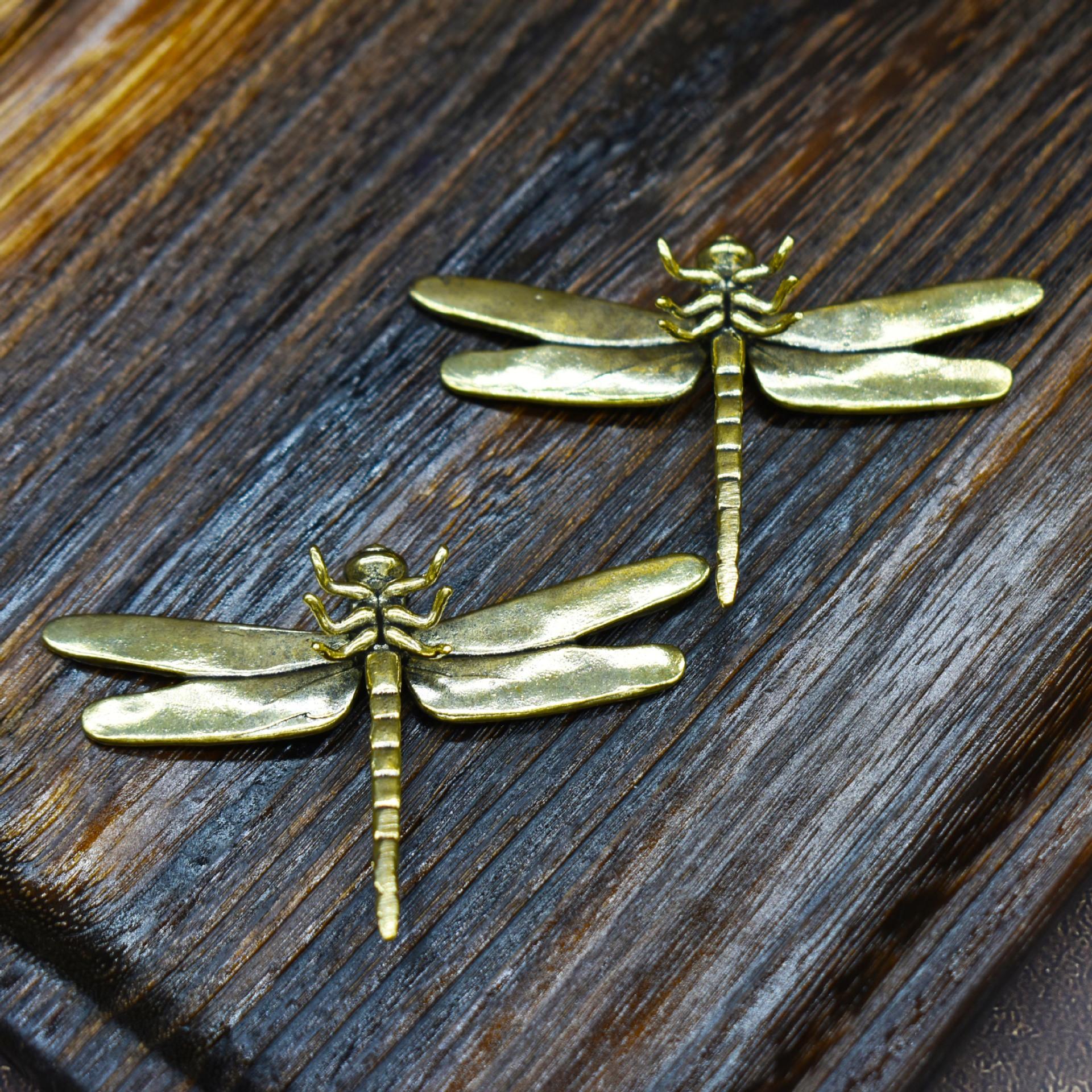 Antique-Finish Brass Dragonfly Ornament — Creative Tea Pet, Hand-Held Fidget Piece, and Desktop Decoration for Home or Office