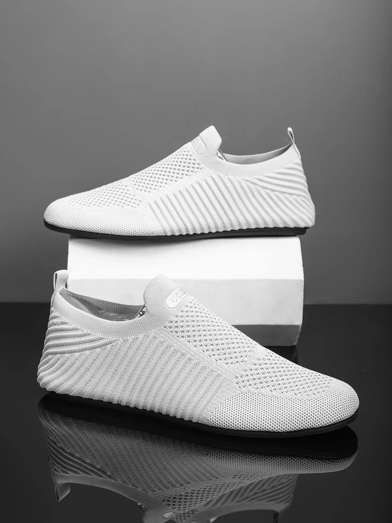 Men's minimalist casual sports walking shoes, portable training shoes, anti slip one foot training shoes, suitable for fitness and home use.