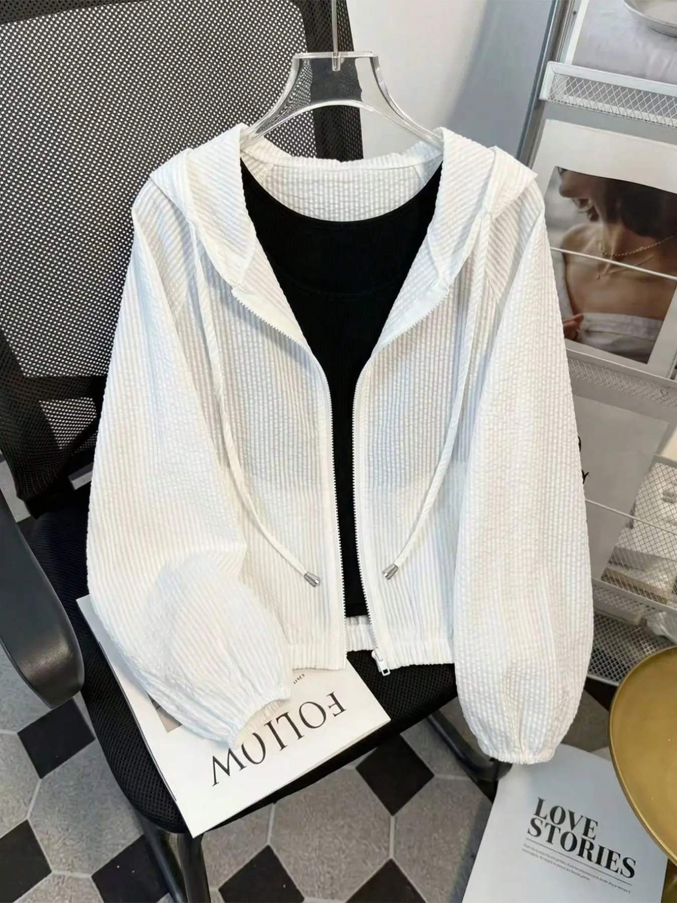 Women's Striped Hooded Short Sun Protection Jacket with Hat and Pockets, Drawstring Hem Lantern Sleeve Zipper Thin Cardigan, Casual Wear