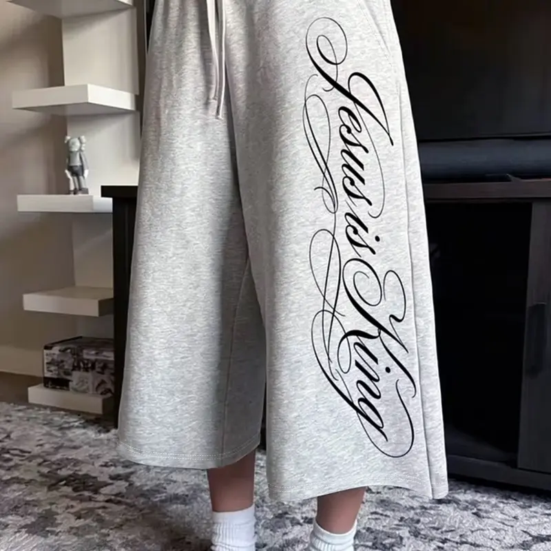 1 Pair Loose Wide Leg Capri Sweat Shorts, Gothic Script Print Elastic Drawstring Casual Cropped Pants, Unisex For Street Daily Summer Wear, Streetwear Lounge Shorts