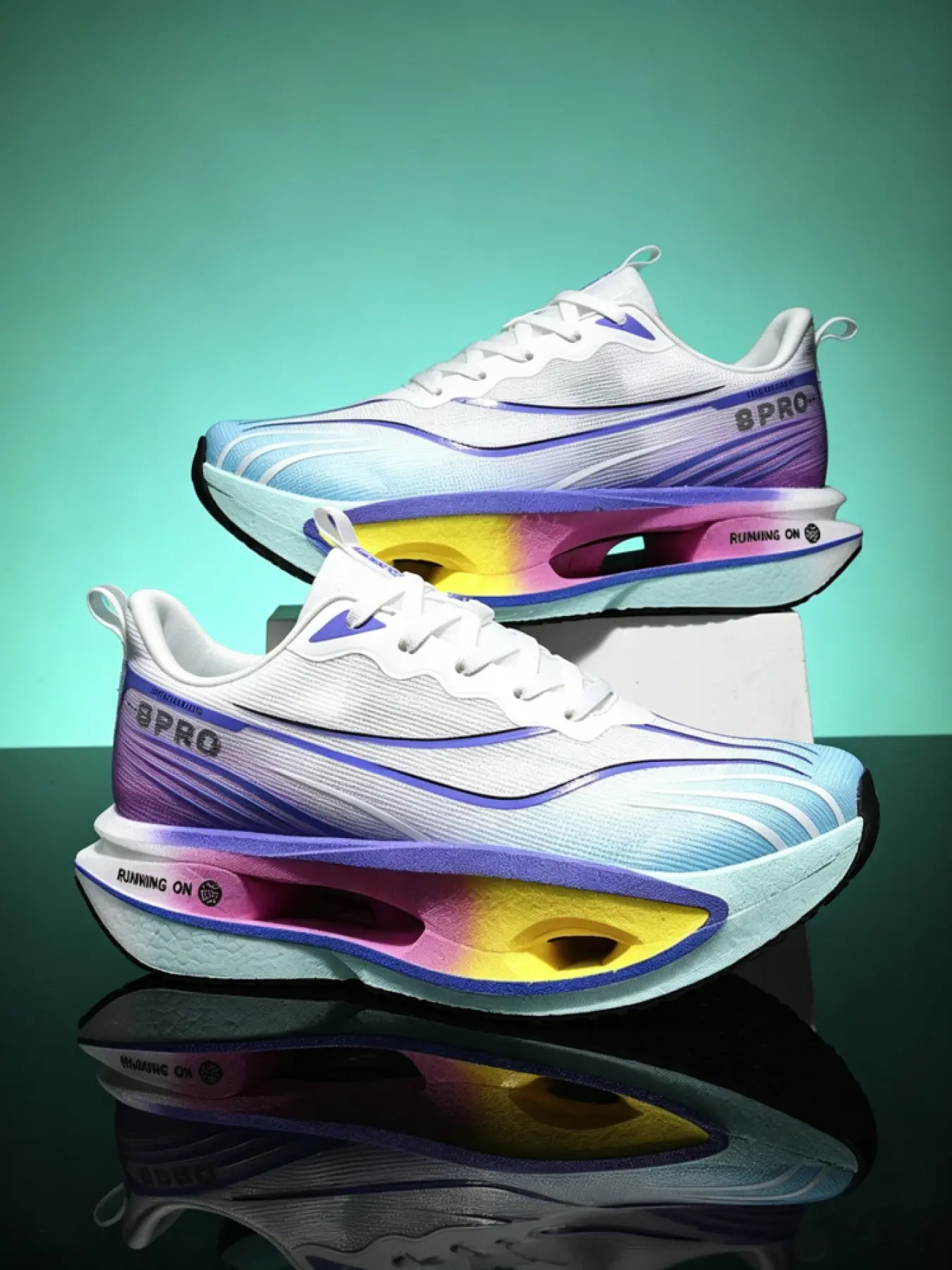 Unisex carbon plate sporty running shoes with gradient line print and hollow lightweight outsole. Comfortable and resilient, sizes 35-45 for campus wear.