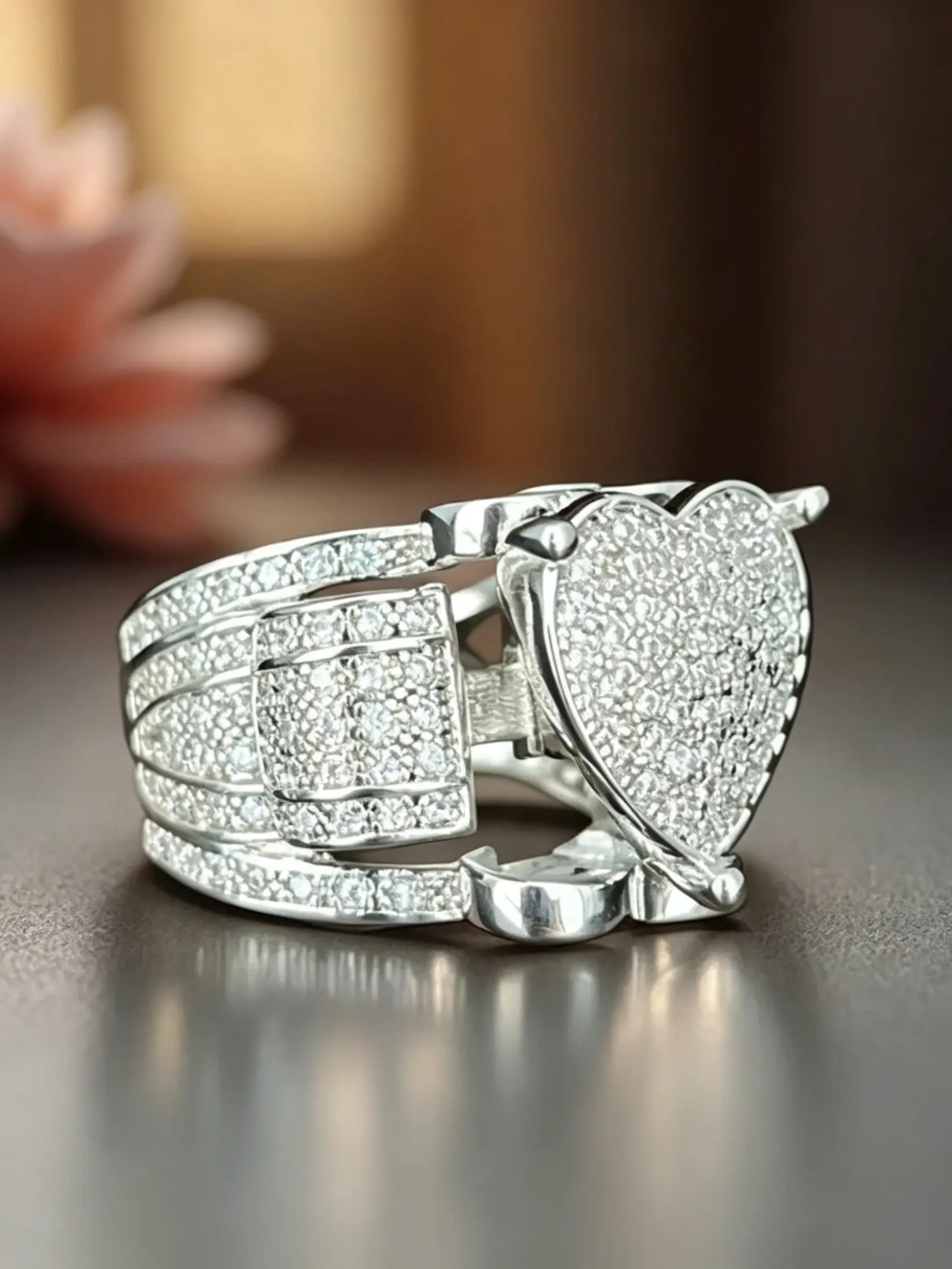 Unisex Dark Heart Ring, Luxury Lightweight Design, Daily Commute Accessory, Fashionable Jewelry for Men and Women
