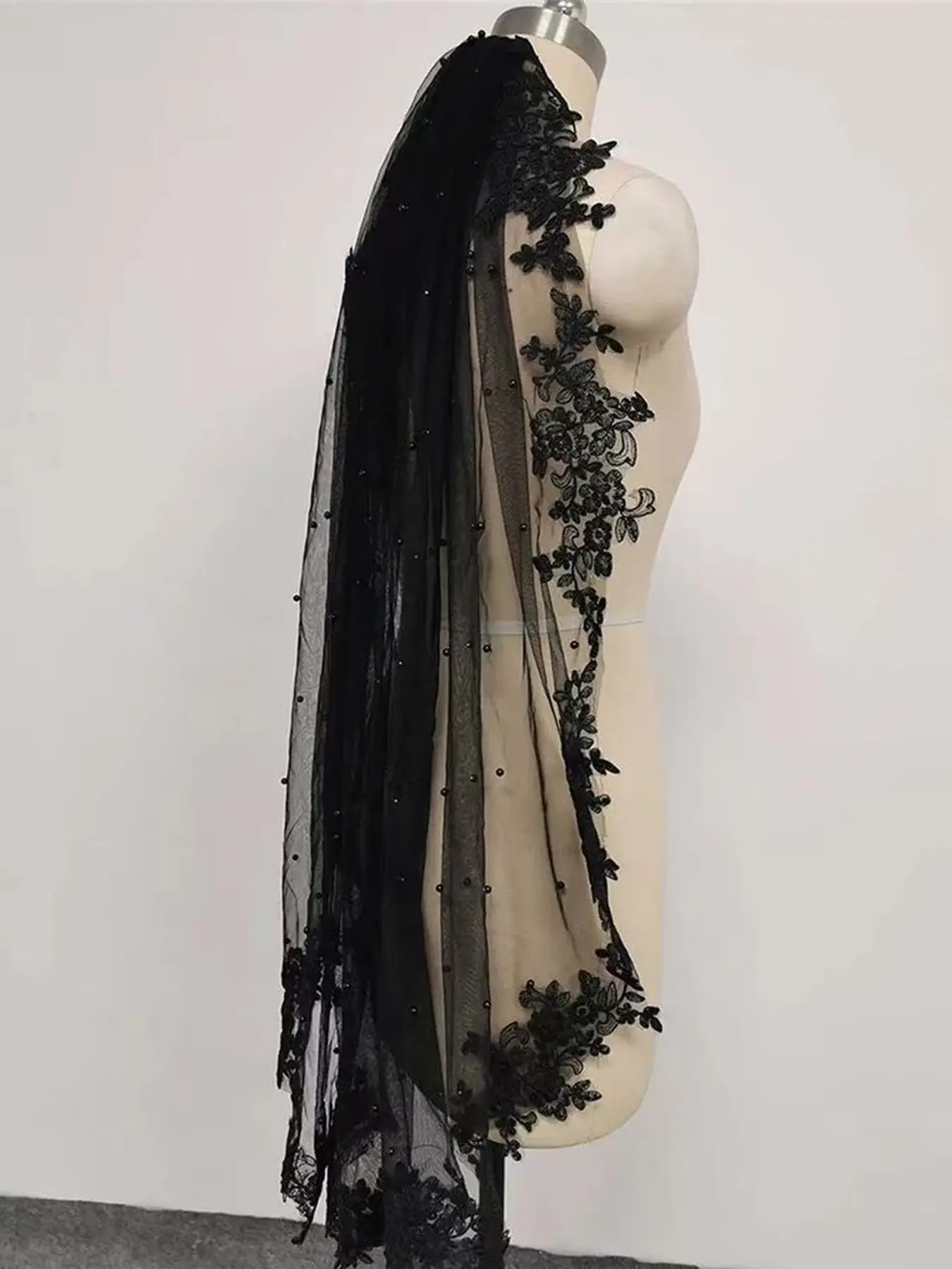 Elegant Pearl Wedding Veil, Vintage Floral Lace Design, Anti-Wrinkle Ultra-Fine Netting, Perfect for Gothic Weddings & Evening Gowns
