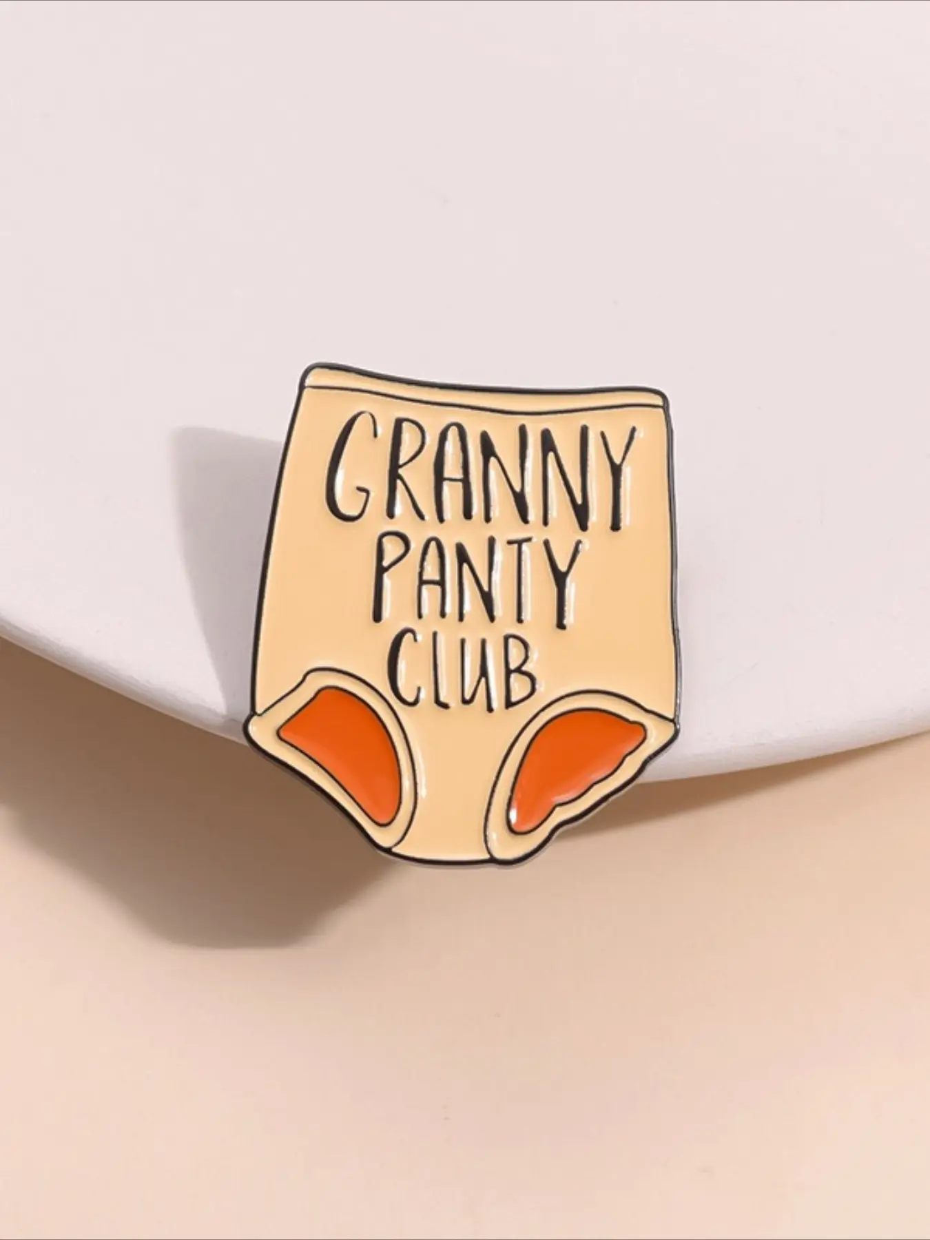 Vintage "Granny Panty Club" Funny Quote Brooch, High Waist Underwear Shaped Enamel Metal Pin, Alloy Brooch Pin, Women's Coat Scarf Bag Accessories, Humorous Daily Wear