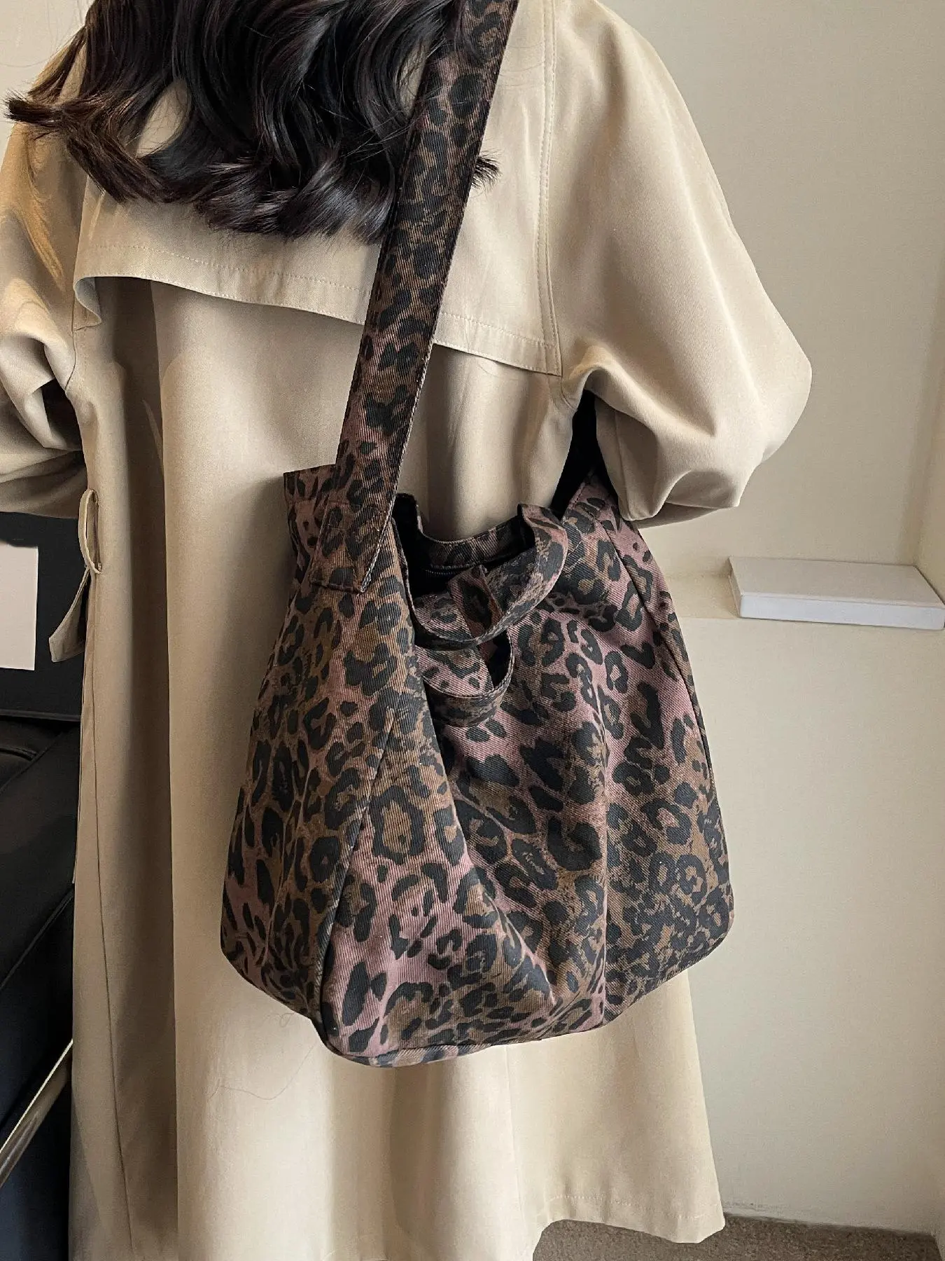 バッグ LEOPARD PATTERNED CORDUROY SHOULDER BAG Large-Capacity Carry All Fashionable Leopard-Print Corduroy Tote