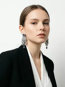 1 pair of amethyst tassel retro earrings, featuring square amethyst as the main stone and a dangling water drop diamond chain, suitable for daily wear, vacation dates, and other occasions. It is also a surprising and exquisite small gift.