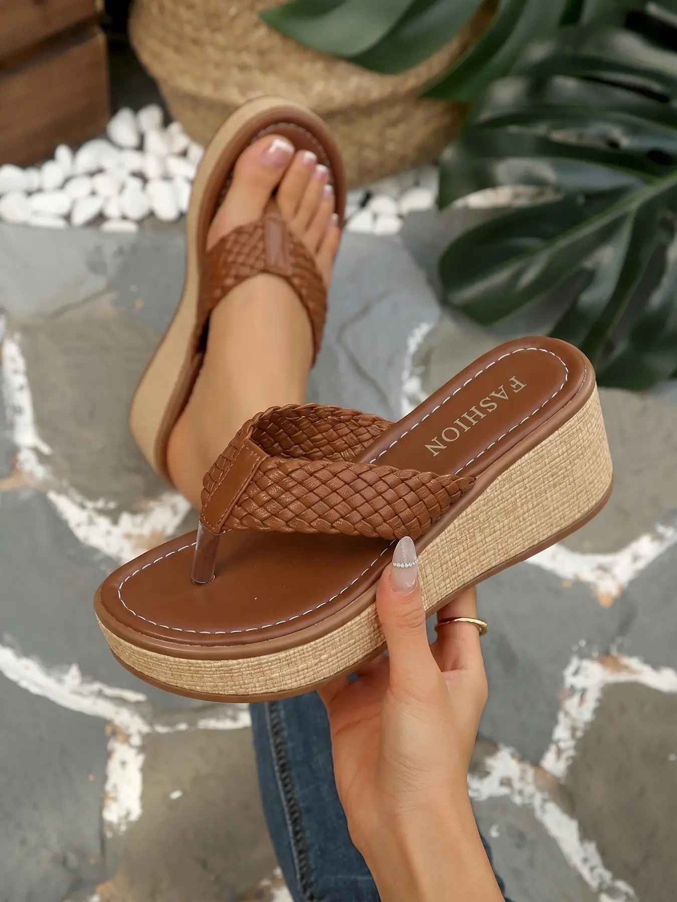 Women's Woven Wedge Flip Flops Sandals, Summer Chunky Platform Straw Slip on Beach Slippers, Boho Style, PU Upper, Rubber Sole, Solid Pattern