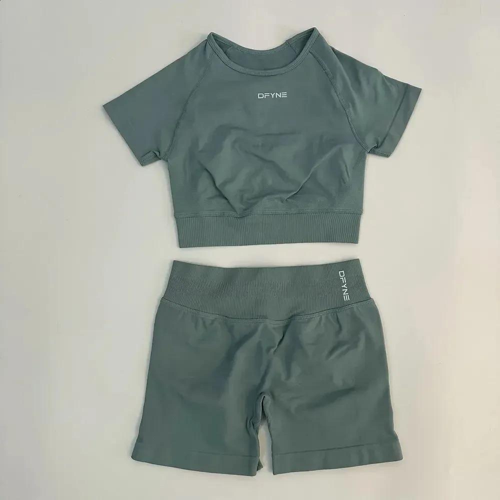 DFYNE Seamless Impact Gym Set for Women Compression Crop Top & Pleated Bum Scrunch Shorts Sculpting 2-Piece Workout Outfit for Yoga Training Athleisure Quick Dry Activewear Outdoor Sportswear Sporty Comfy Breathable