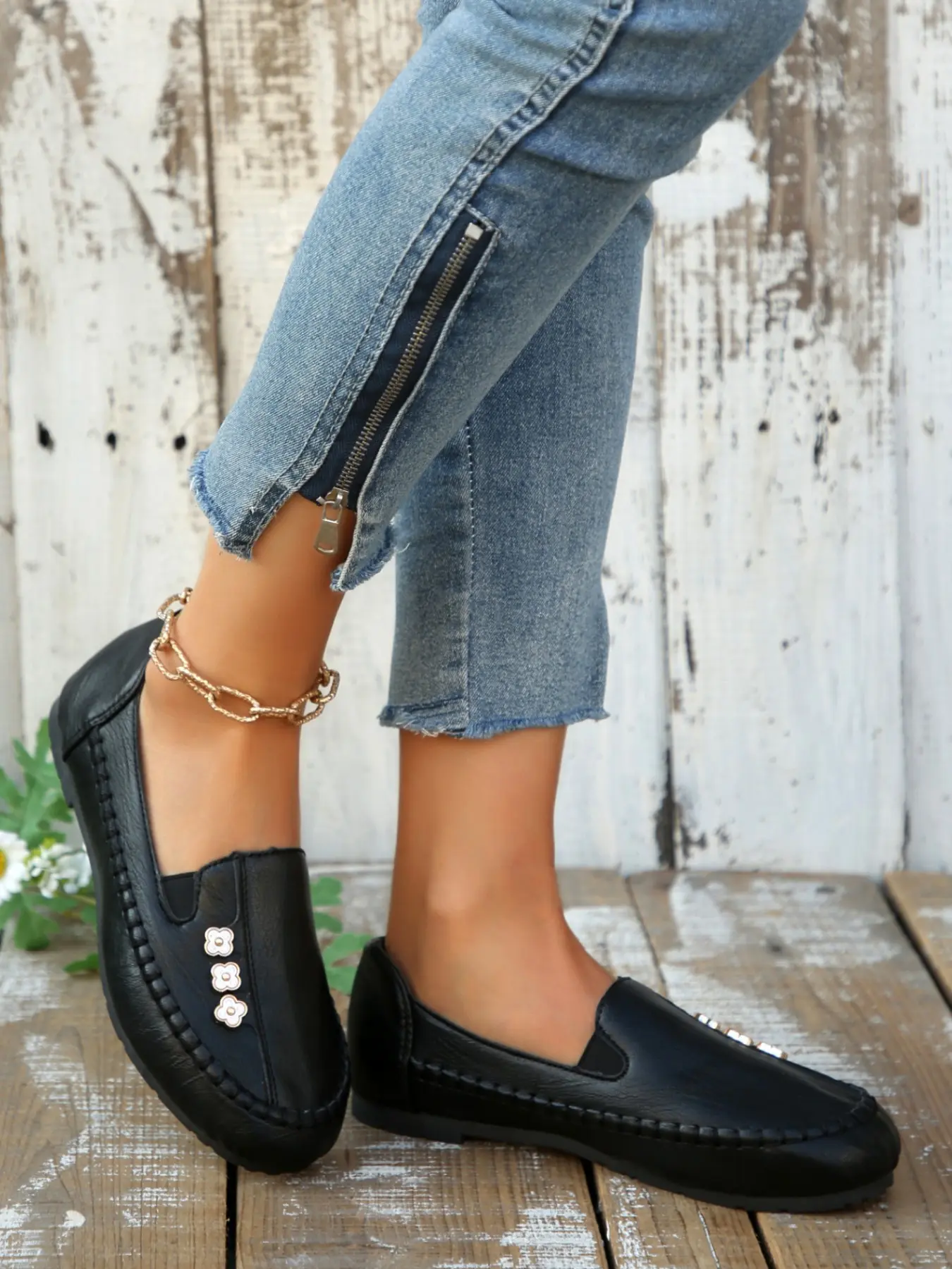 Soft Leather Upper, Handmade Stitching, Fresh Floral Decoration, Slip-On Design, Comfortable Flat Sole, Loose Fit, Multi-Color Ladies' Loafers