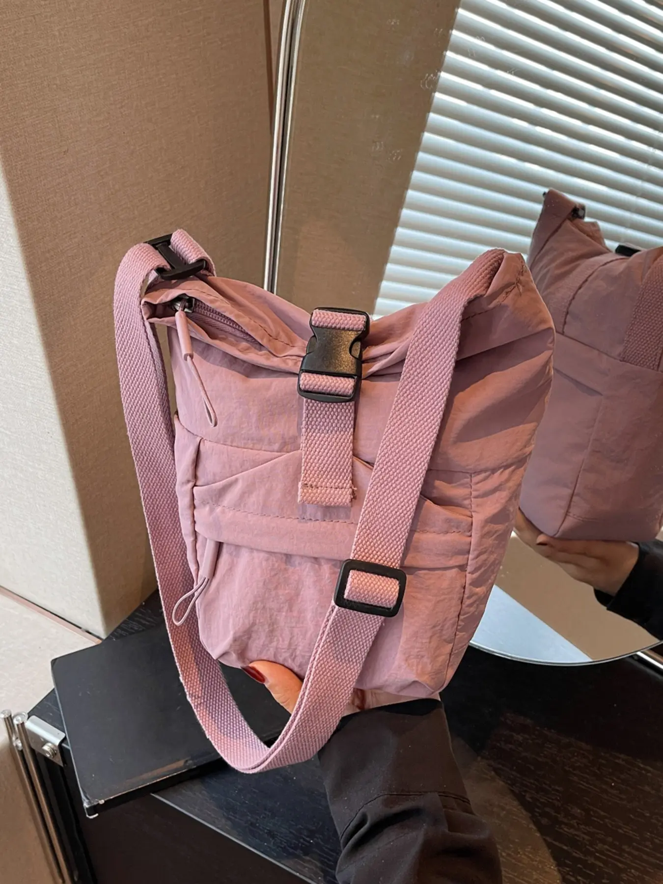 Relaxing and gentle style solid color pleated shoulder bag, adjustable shoulder strap design, multiple pockets, casual and versatile, simple and practical texture crossbody bag, can accommodate mobile phones and headphones