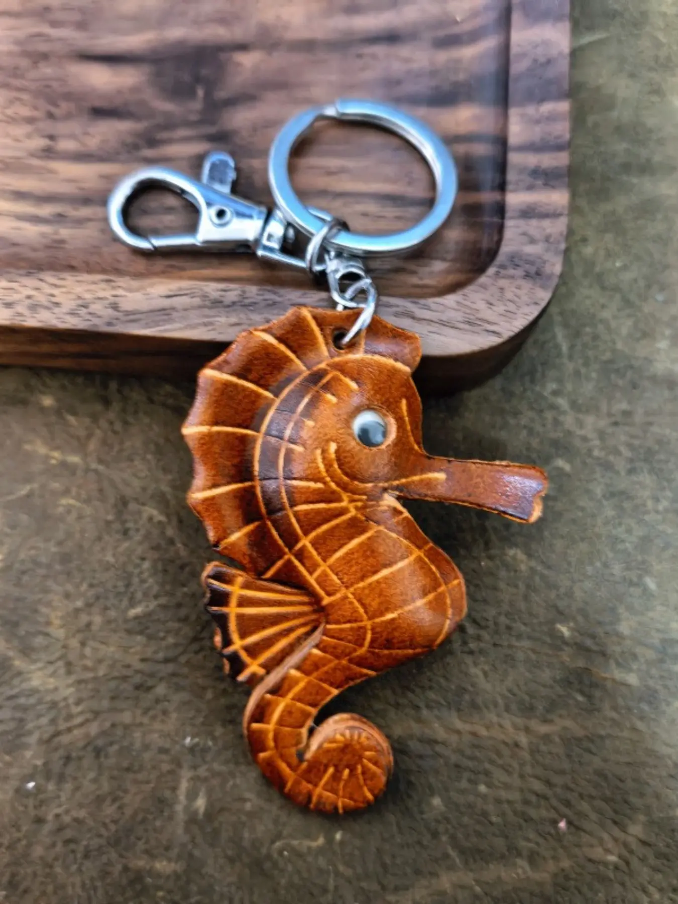 Genuine Leather Seahorse Keychain for Men Women, Handmade Cowhide Marine Animal Bag Charm, Vintage Ocean Theme Pendant, Retro Car Key Ring Accessory, Creative Birthday Gift, Anniversary Present for Friends, Summer Beach Souvenir