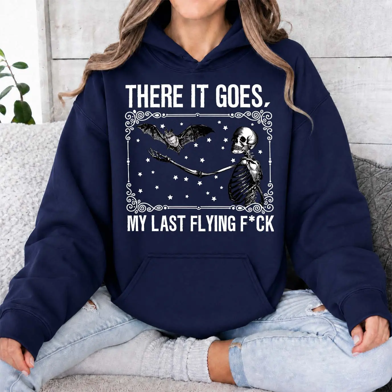 Women’s Halloween Skeleton & Bat Graphic Hoodie, Funny Spooky Gothic Pullover Sweatshirt, Black Long Sleeve Fall Top with Front Pocket, Casual Halloween Hoodie for Parties, Haunted Nights, Weekend Wear & Autumn Outfits